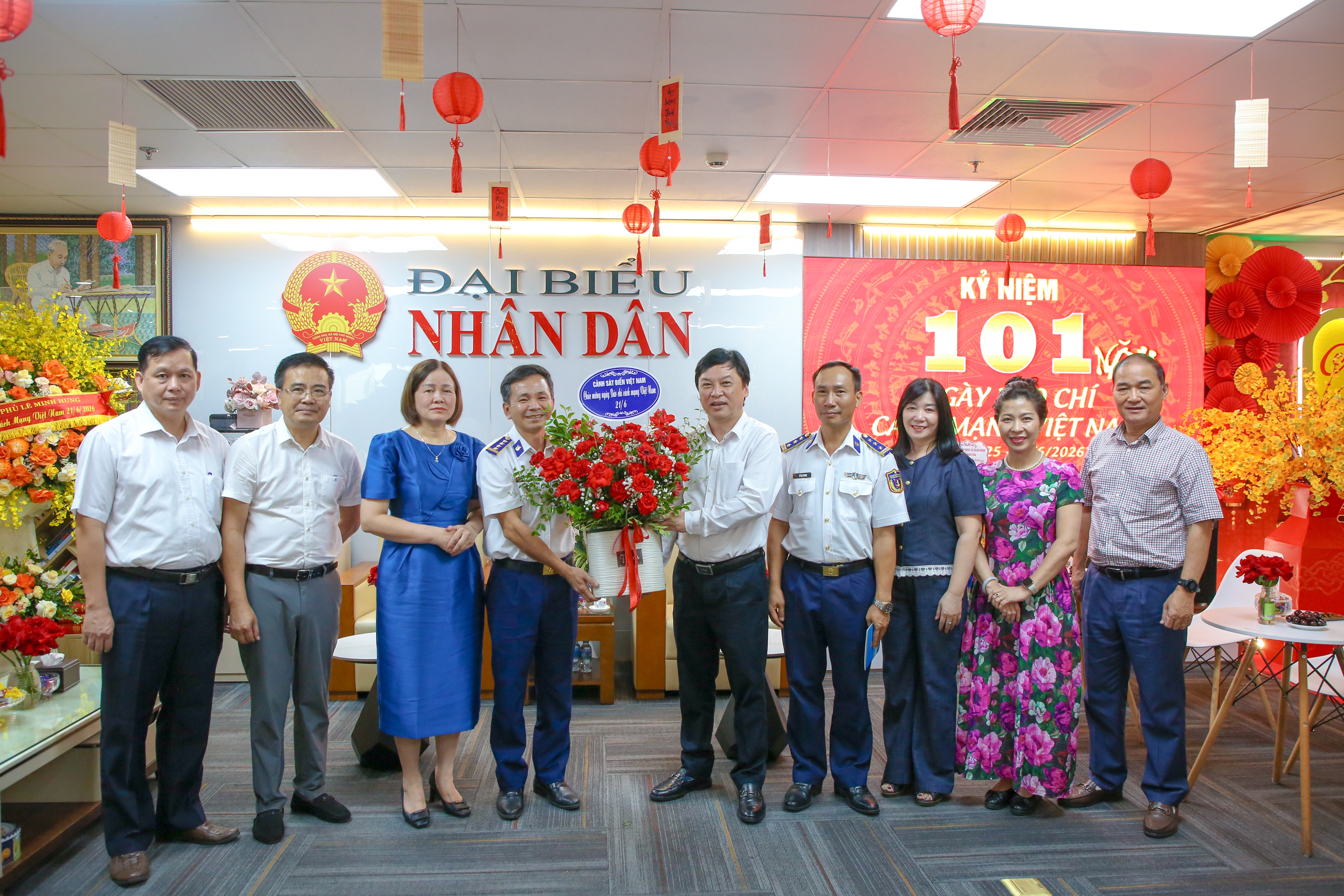 Cảnh sát biển Việt Nam thăm, chúc mừng Báo Đại biểu Nhân dân nhân 