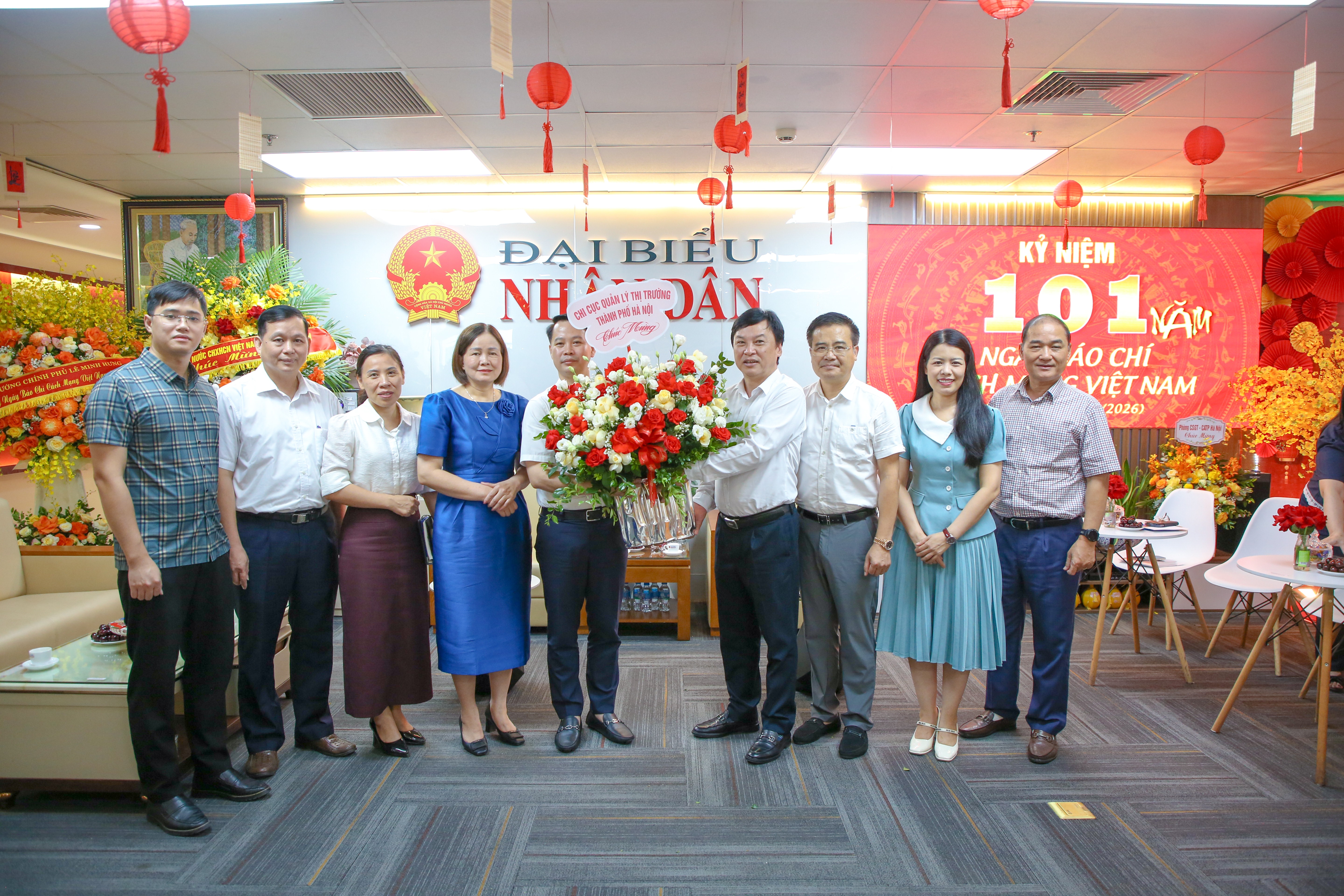 Chi Cục quản lý thị trường Thành phố Hà Nội thăm, chúc mừng Báo Đại biểu Nhân dân 