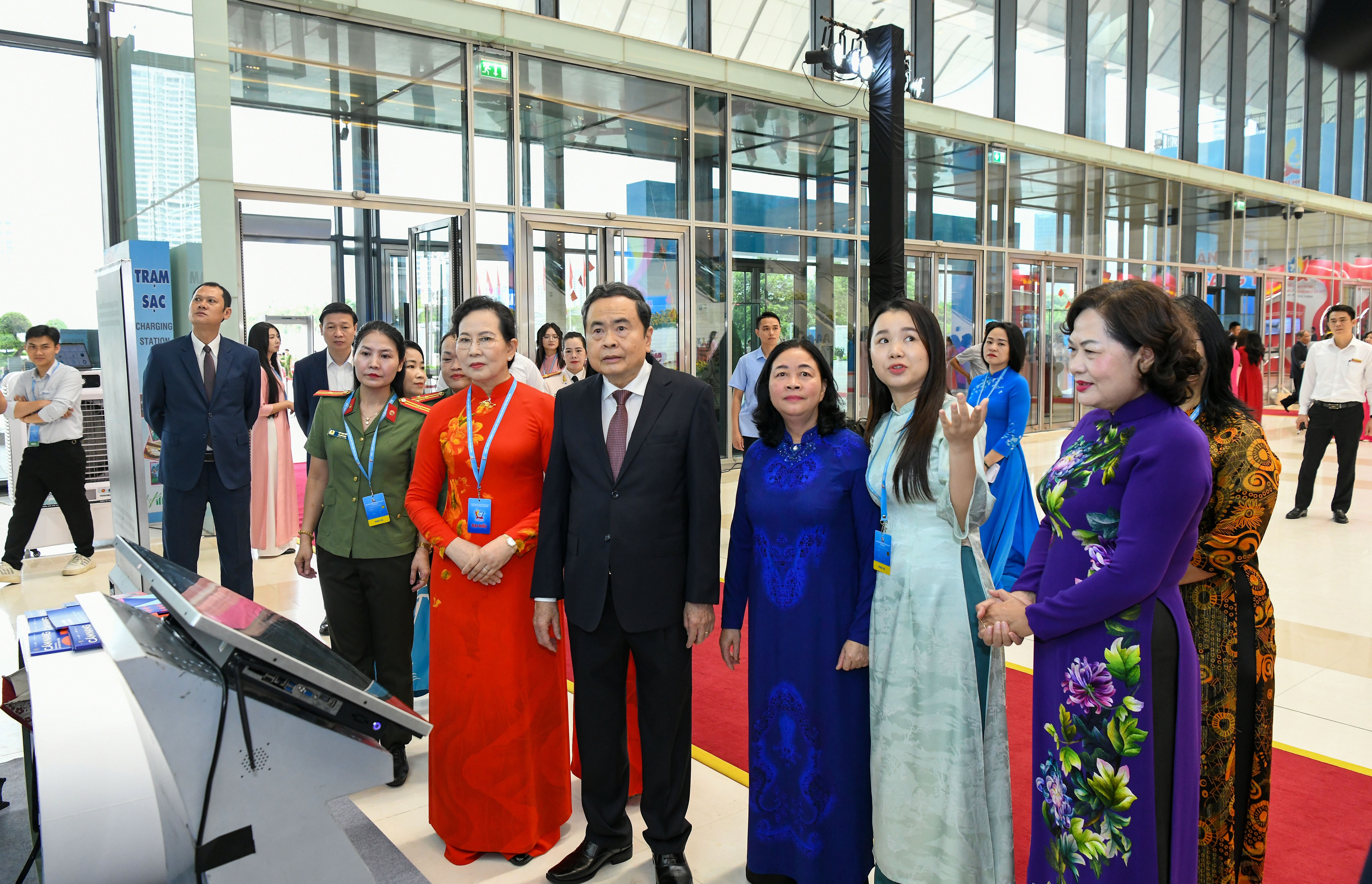 CTQH thăm các gian trưng bày tại Đại hội.1