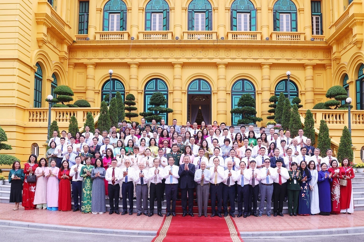 Tổng Bí thư, Chủ tịch nước Tô Lâm với các nhà báo tiêu biểu. Ảnh: Văn Điệp/TTXVN