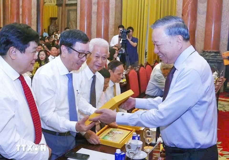 Tổng Bí thư, Chủ tịch nước Tô Lâm tặng quà lưu niệm cho các nhà báo tiêu biểu. Ảnh: Văn Điệp/TTXVN