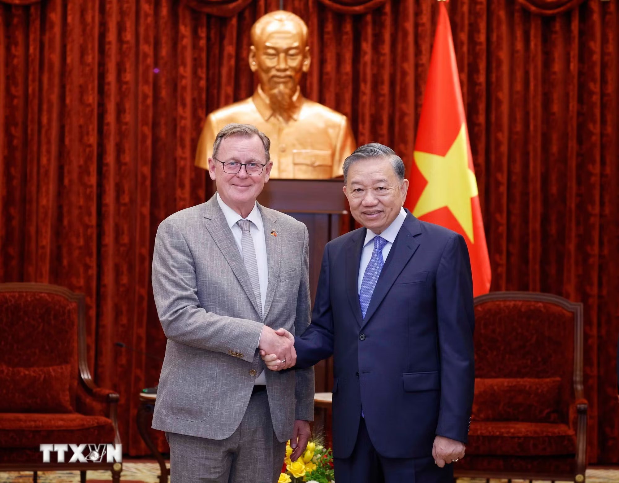 e04695932f1a3c19286c18f1ada-_ttxvn-tong-bi-thu-chu-tich-nuoc-to-lam-tiep-pho-chu-tich-quoc-hoi-cong-hoa-lien-bang-duc-1.jpg.avif