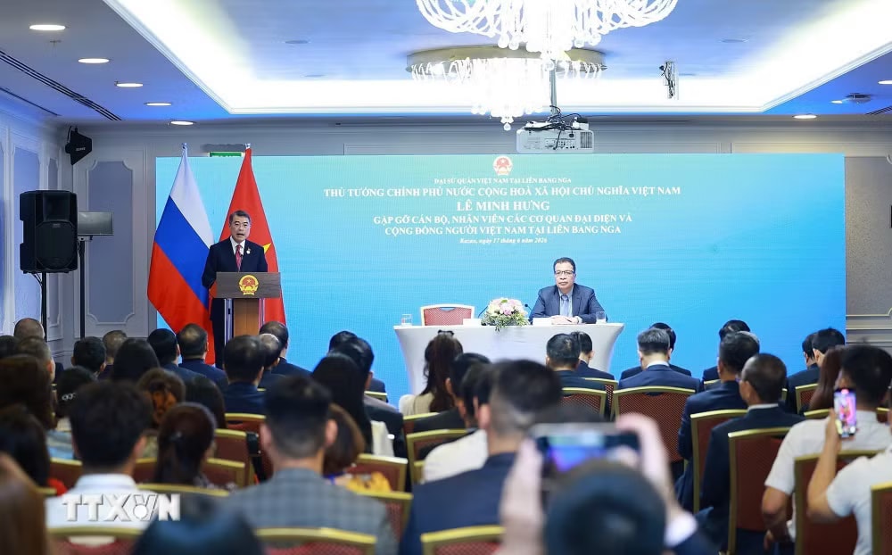 Thủ tướng Lê Minh Hưng phát biểu tại buổi gặp cán bộ, nhân viên các cơ quan đại diện và cộng đồng người Việt Nam tại Liên bang Nga. (Ảnh: Dương Giang/TTXVN) ttxvn-1706-thu-tuong-cong-dong-nguoi-viet-tai-nga-4.jpg