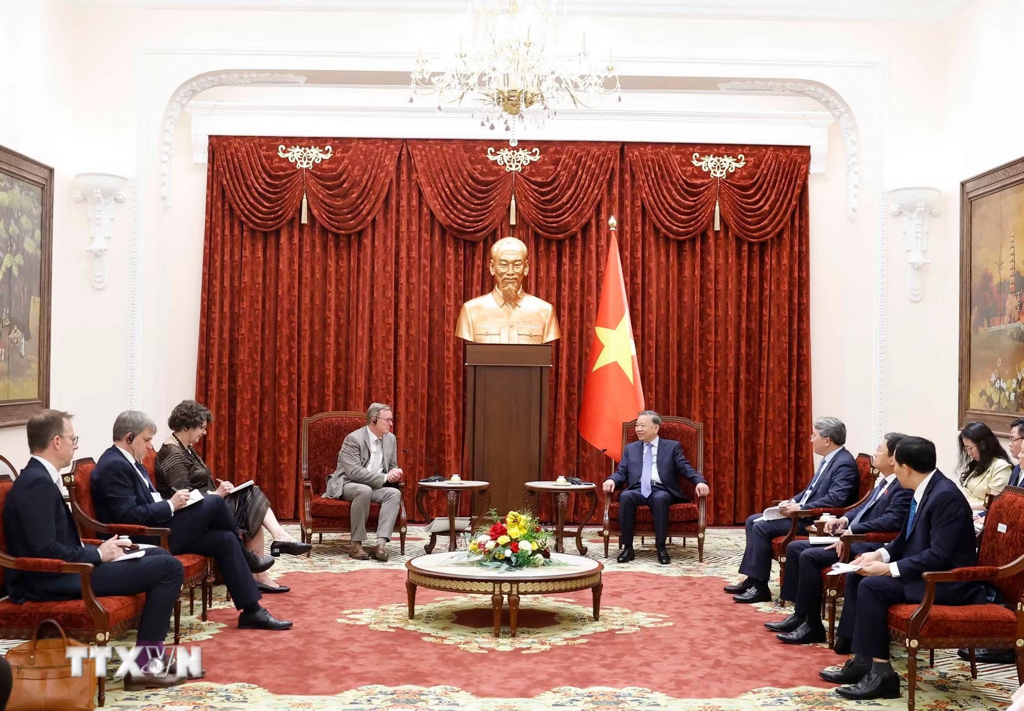 e7c581137722e5d4fb434fbed8-_ttxvn-tong-bi-thu-chu-tich-nuoc-to-lam-tiep-pho-chu-tich-quoc-hoi-cong-hoa-lien-bang-duc-3.jpg.avif