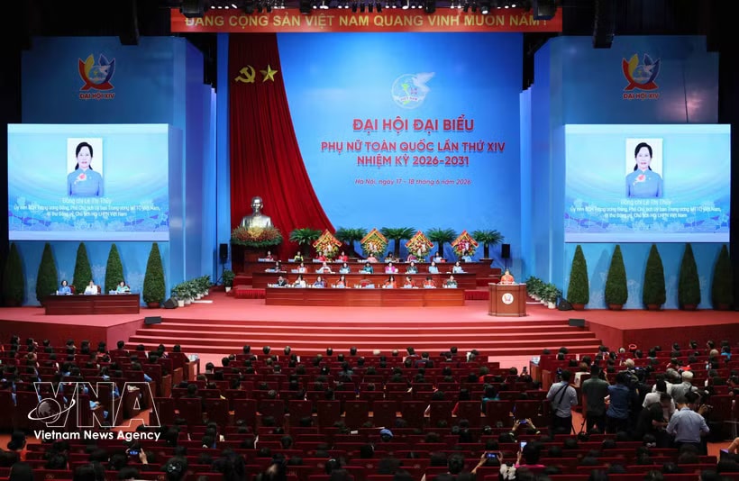 Le Thi Thuy, Vice President of the Vietnam Fatherland Front Central Committee and President of the Vietnam Women's Union (VWU), delivers the opening speech at the congress on June 18. (Photo: VNA)