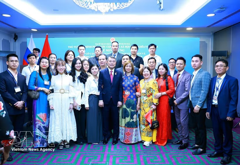 PM Le Minh Hung, staff of the Vietnamese agencies, and representatives of the Vietnamese community in Russia at the meeting in Kazan on June 17. (Photo: VNA)