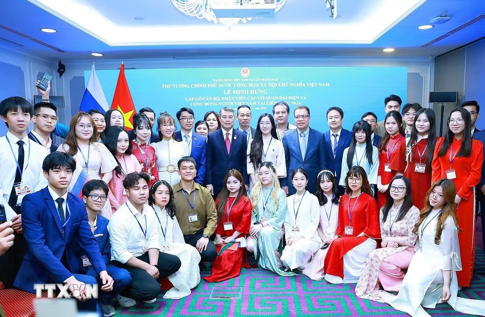 Thủ tướng Lê Minh Hưng với du học sinh và cộng đồng người Việt Nam tại Liên bang Nga. (Ảnh: Dương Giang/TTXVN) ttxvn-thu-tuong-le-minh-hung-gap-cong-dong-nguoi-viet-nam-tai-lien-bang-nga-1.jpg