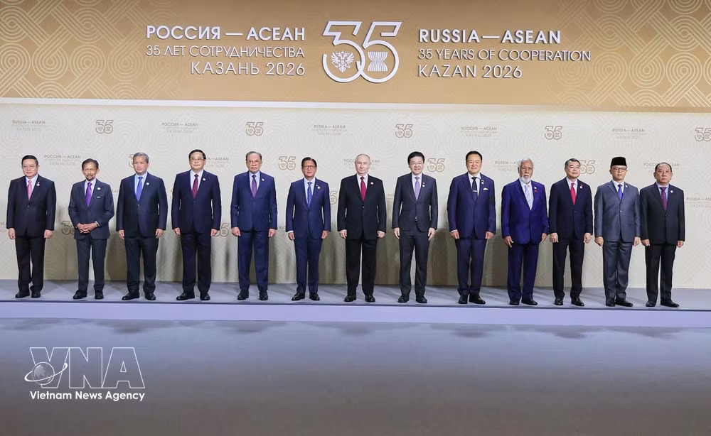 Russian President Vladimir Putin welcomes Prime Minister Le Minh Hung and other heads of delegations attending the ASEAN–Russia Commemorative Summit in Kazan on June 18, 2026. (Photo: VNA) vnanet-russia-asean.jpg