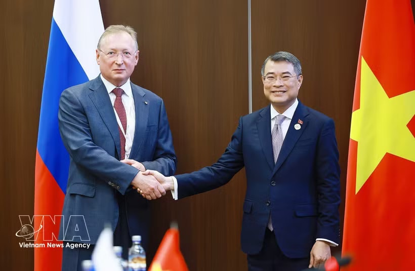 Prime Minister Le Minh Hung (right) and S. Kudryashov, General Director of Zarubezhneft (Photo: VNA)