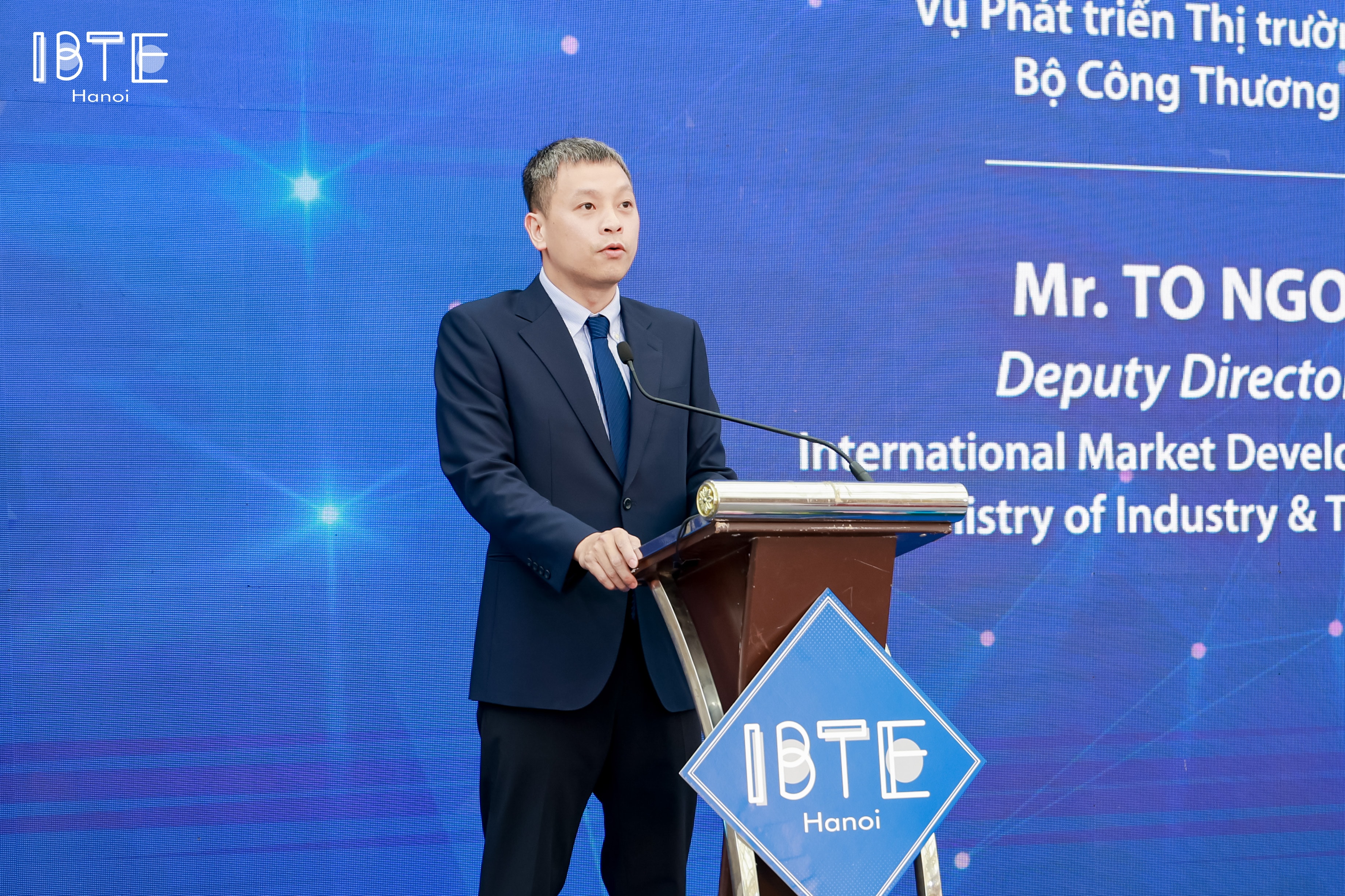 Ông Tô Ngọc Sơn phát biểu khai mạc triển lãm.