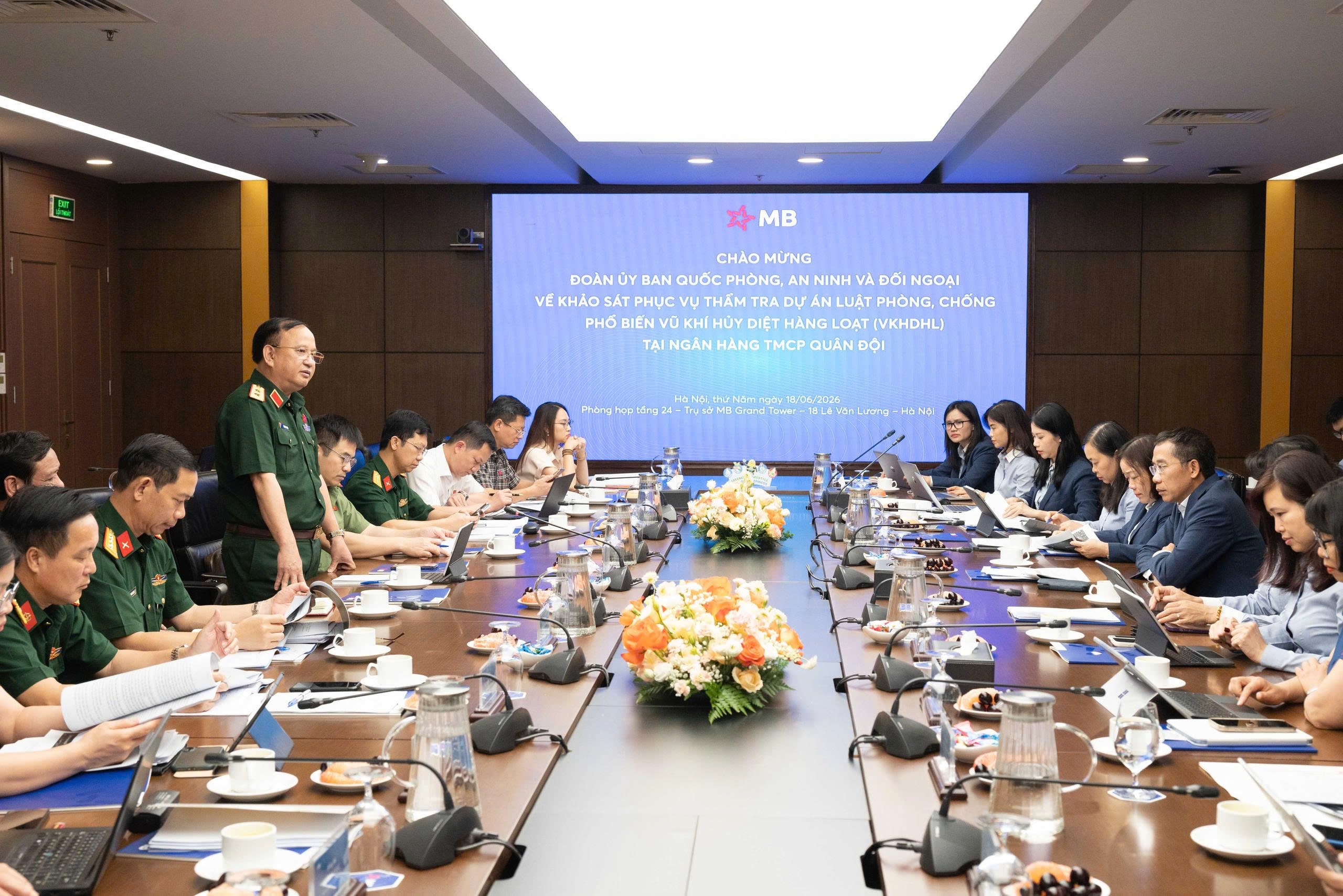 Quang cảnh cuộc làm việc với Ngân hàng MB