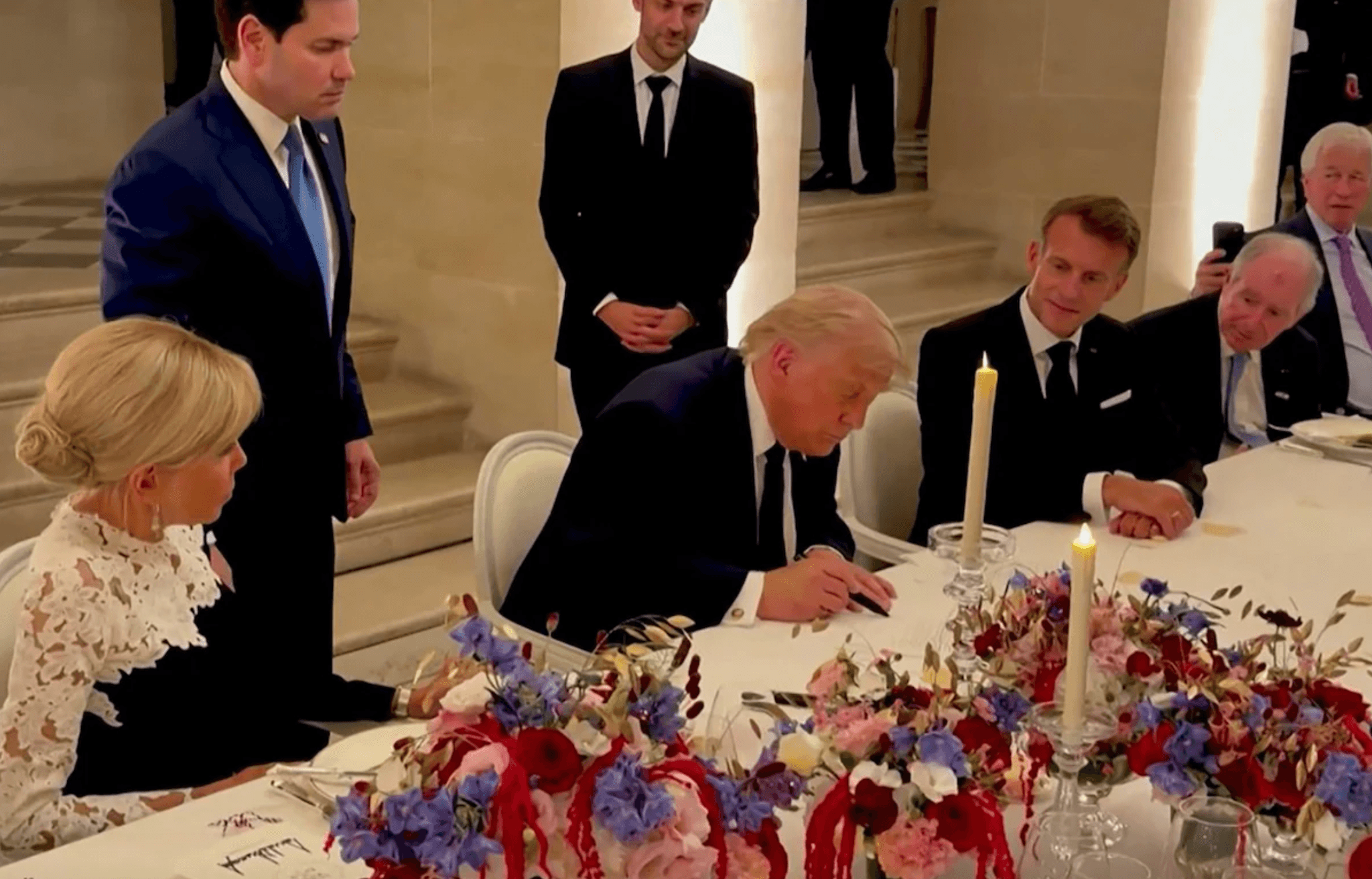 Tổng thống Donald Trump ký kết bản ghi nhớ giữa Mỹ và Iran tại Cung điện Versailles. Ảnh: Phó Chánh Văn phòng Nhà Trắng Dan Scavino
