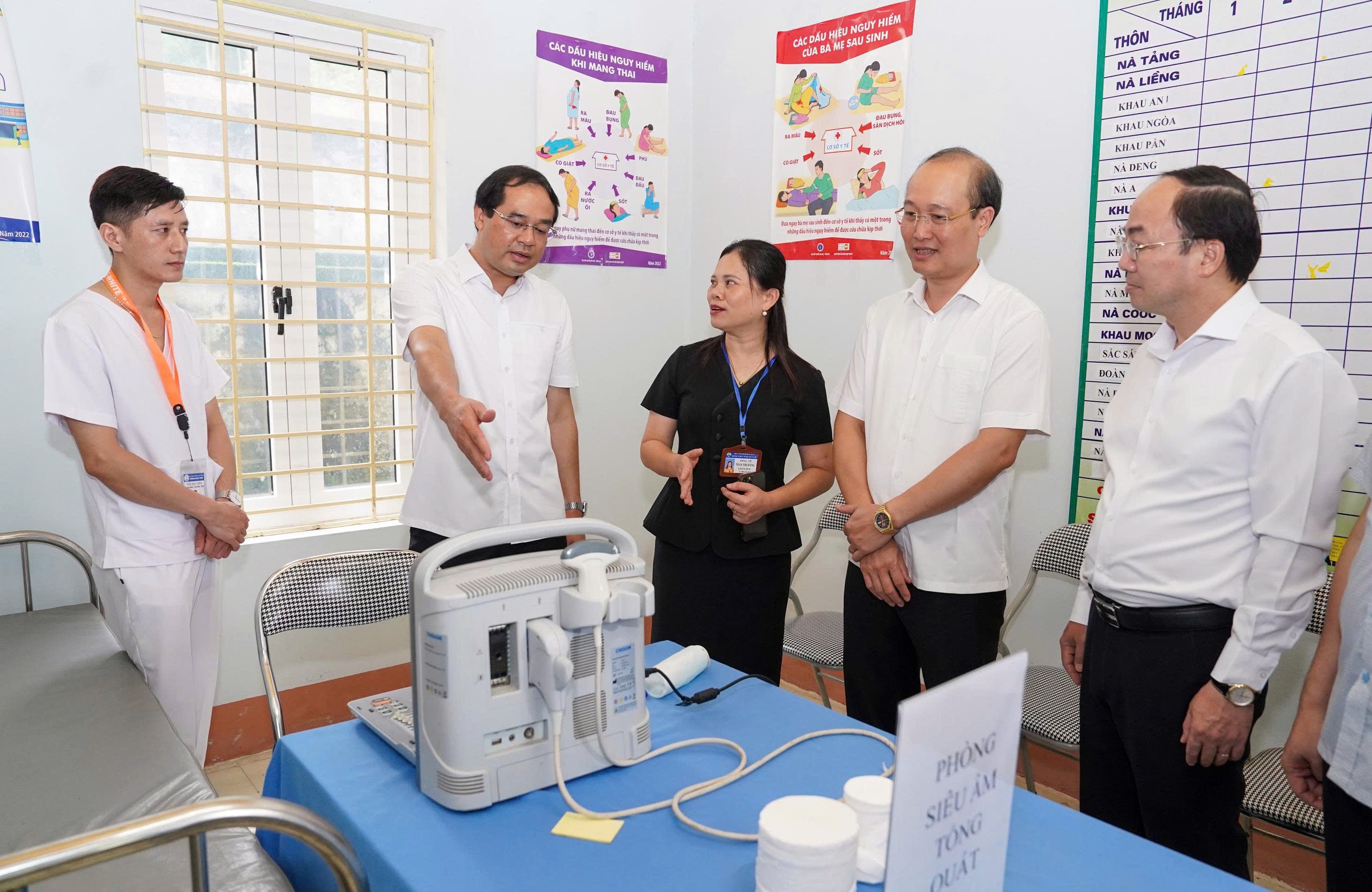 Bí thư Tỉnh ủy Trịnh Xuân Trường kiểm tra công tác khám, chữa bệnh cho người dân tại Trạm Y tế xã Trần Phú. Ảnh: Đồng Văn Thưởng.