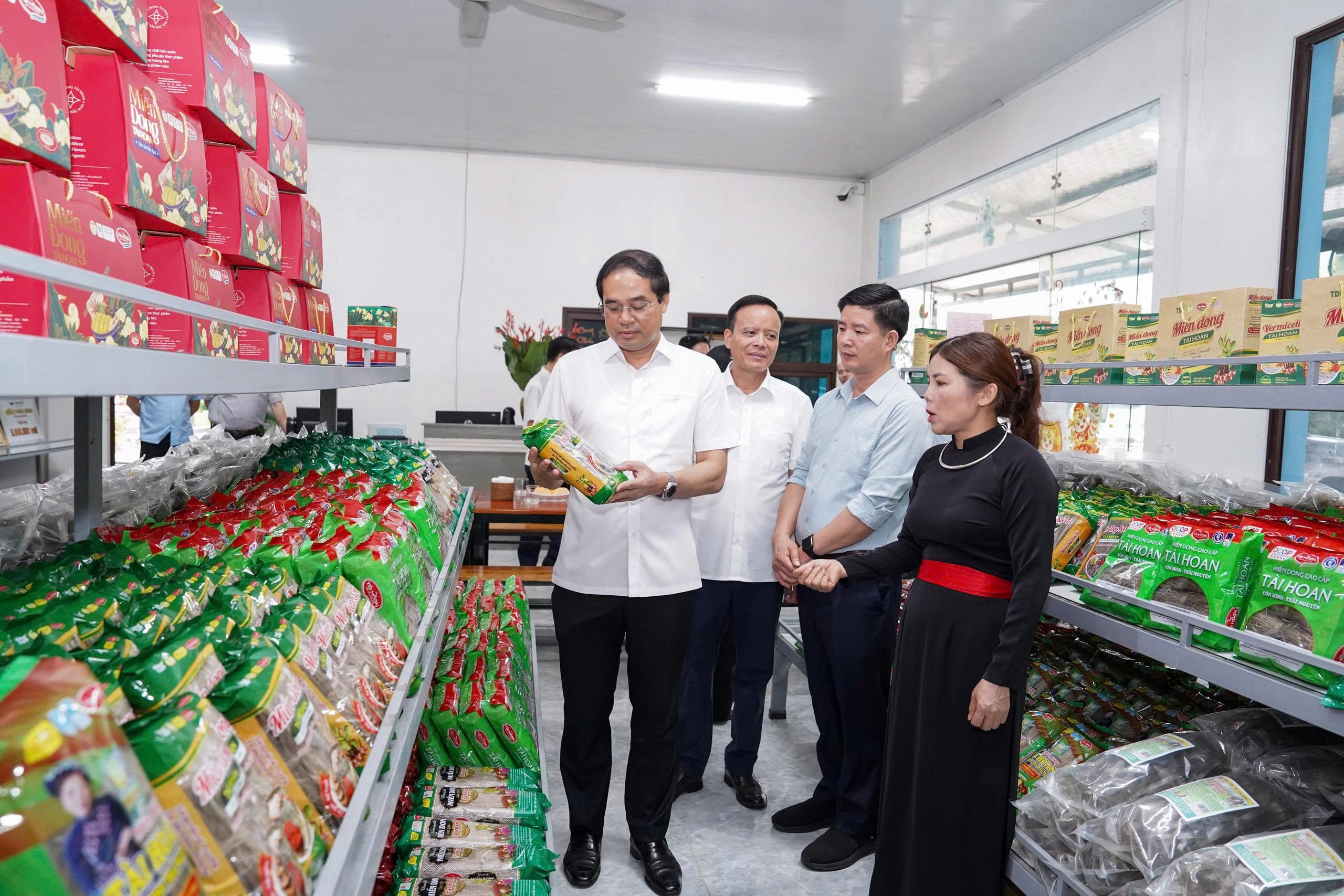 Bí thư Tỉnh ủy thăm khu trưng bày sản phẩm miến dong của Hợp tác xã Tài Hoan, xã Côn Minh. Ảnh: Đồng Văn Thưởng.