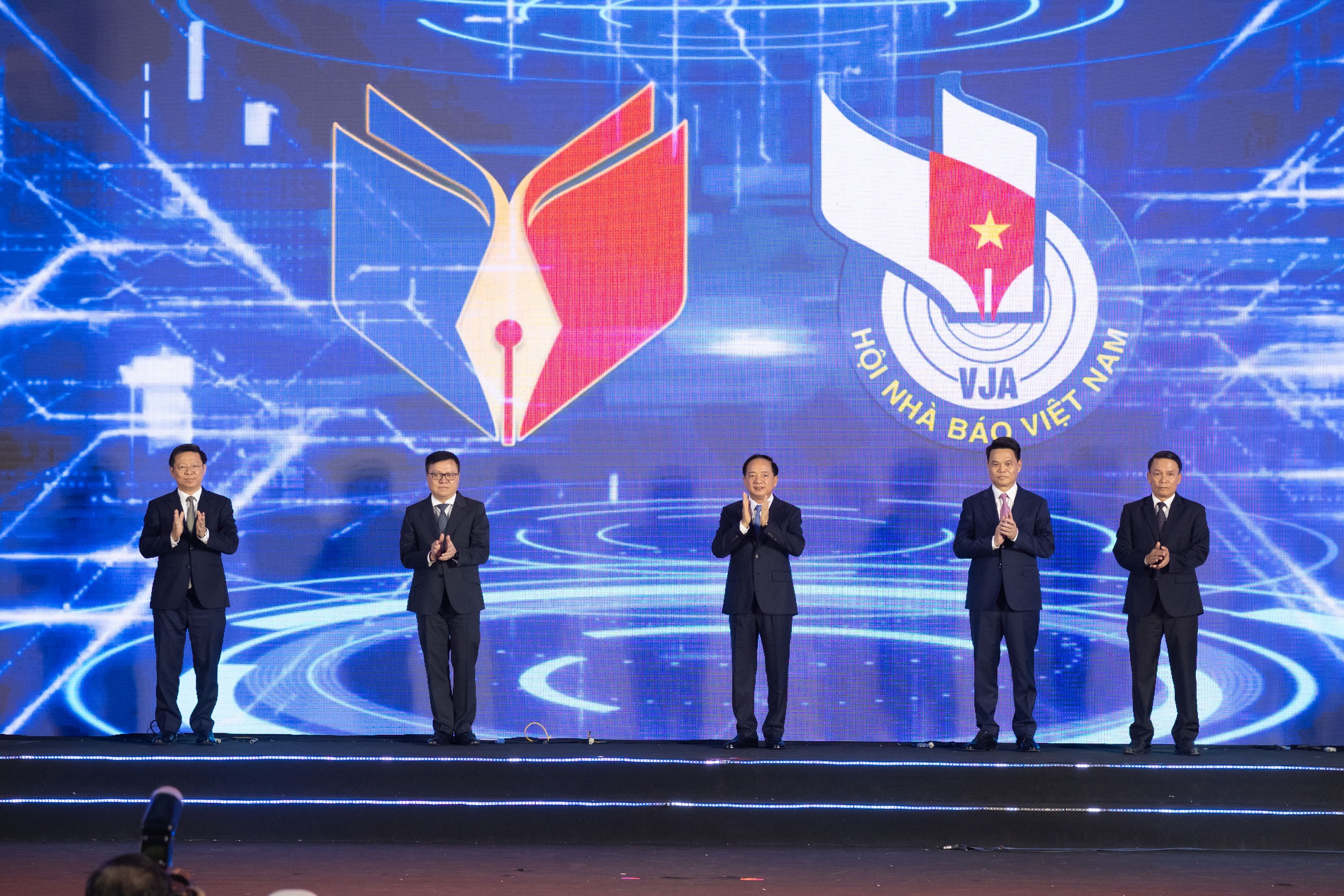 Các đại biểu thực hiện nghi thức khai mạc Hội Báo toàn quốc 2026. Ảnh: Phạm Thắng