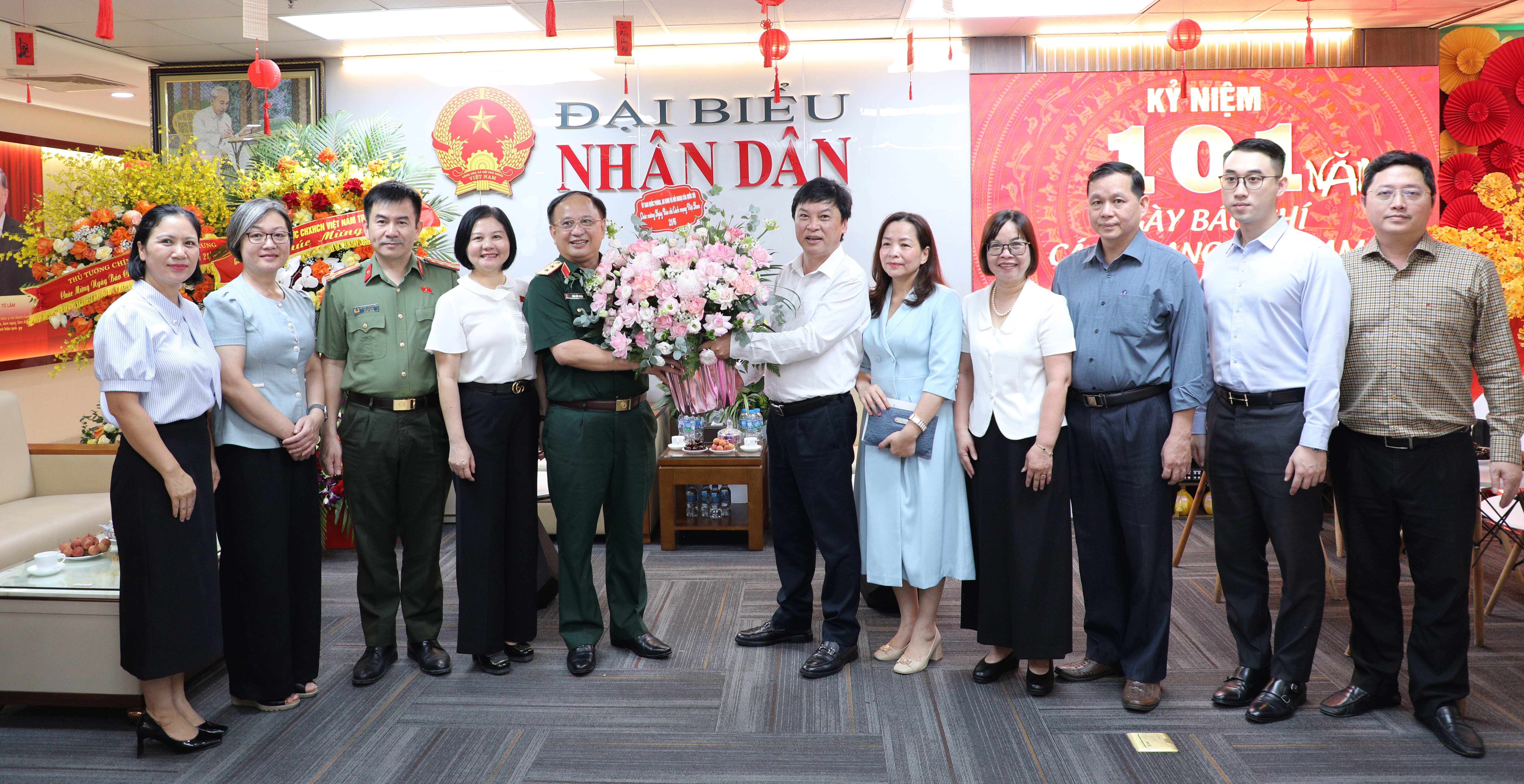 Phó Chủ nhiệm Ủy ban Quốc phòng, An ninh và Đối ngoại, Thiếu tướng - Trần Đức Thuận chúc mừng Báo Đại biểu Nhân dân nhân ngày 21/6