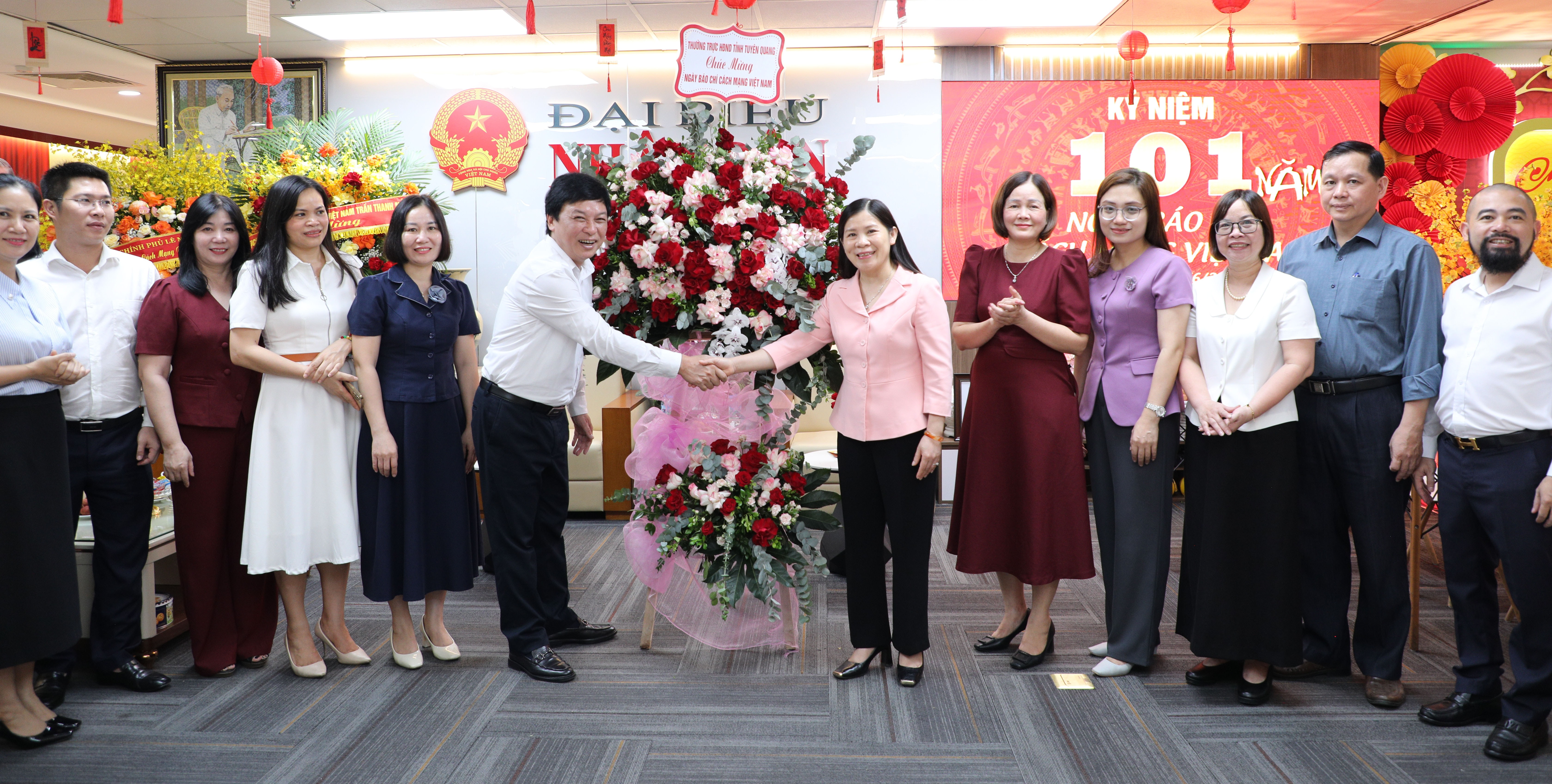 Phó Chủ tịch HĐND tỉnh Tuyên Quang Lê Thị Thanh Trà chúc mừng Báo Đại biểu Nhân dân nhân ngày Báo chí Cách mạng Việt Nam
