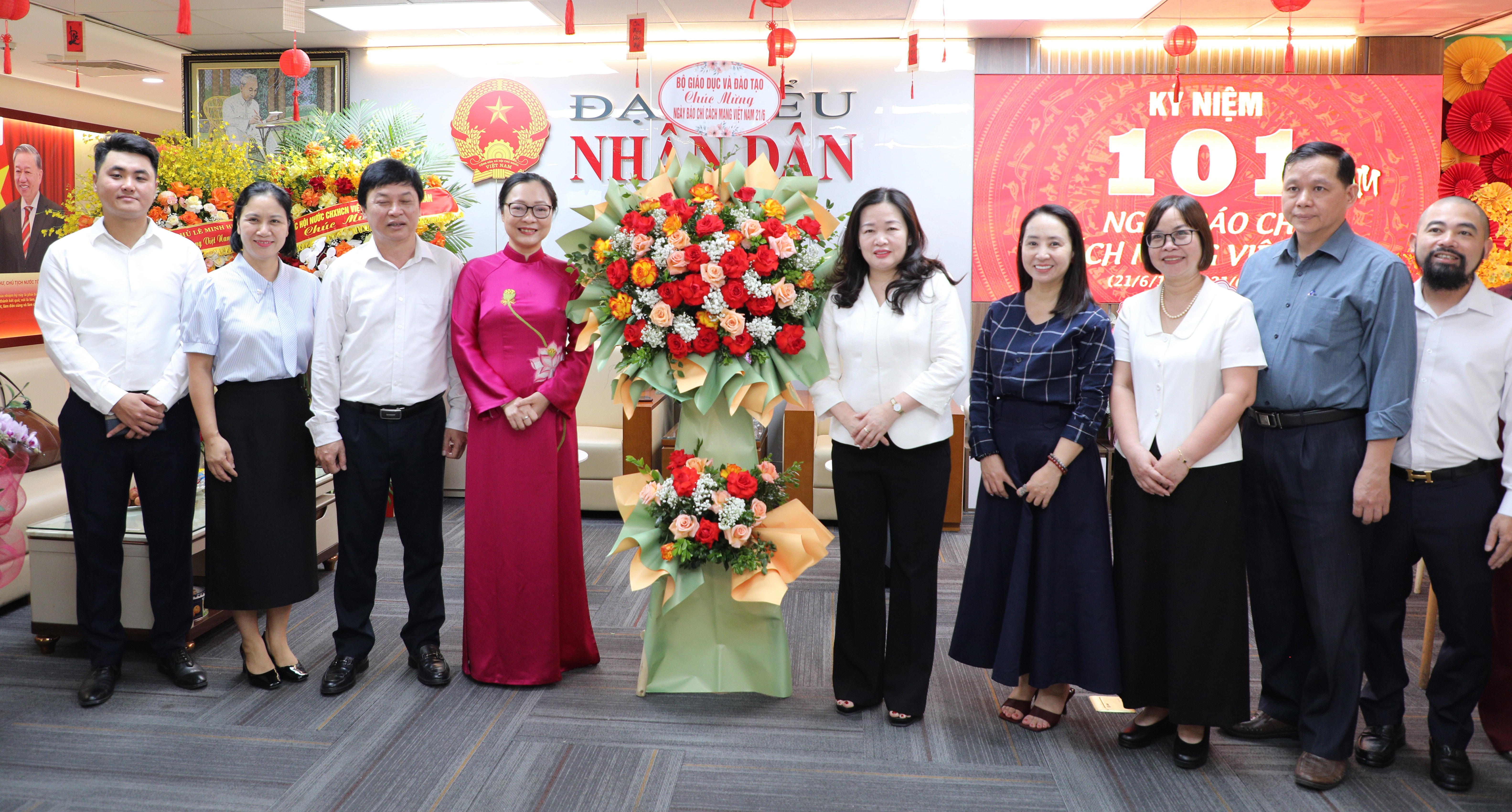 Thứ trưởng Bộ Giáo dục và Đào tạo Nguyễn Thị Quyên Thanh chúc mừng Báo Đại biểu Nhân dân nhân Ngày 21/6