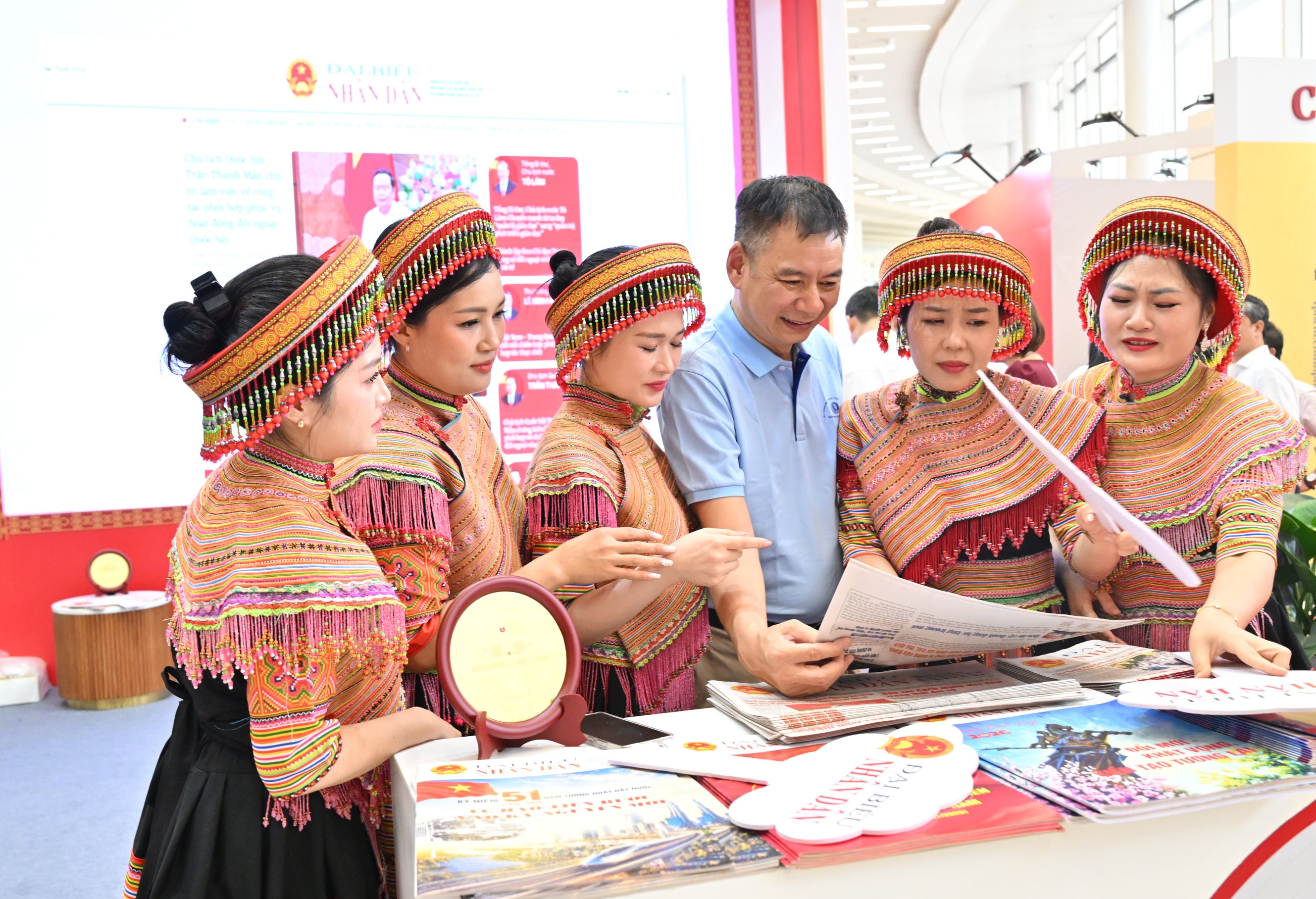 Các đại biểu tại gian trưng bày báo chí Quốc hộiVQK_4105