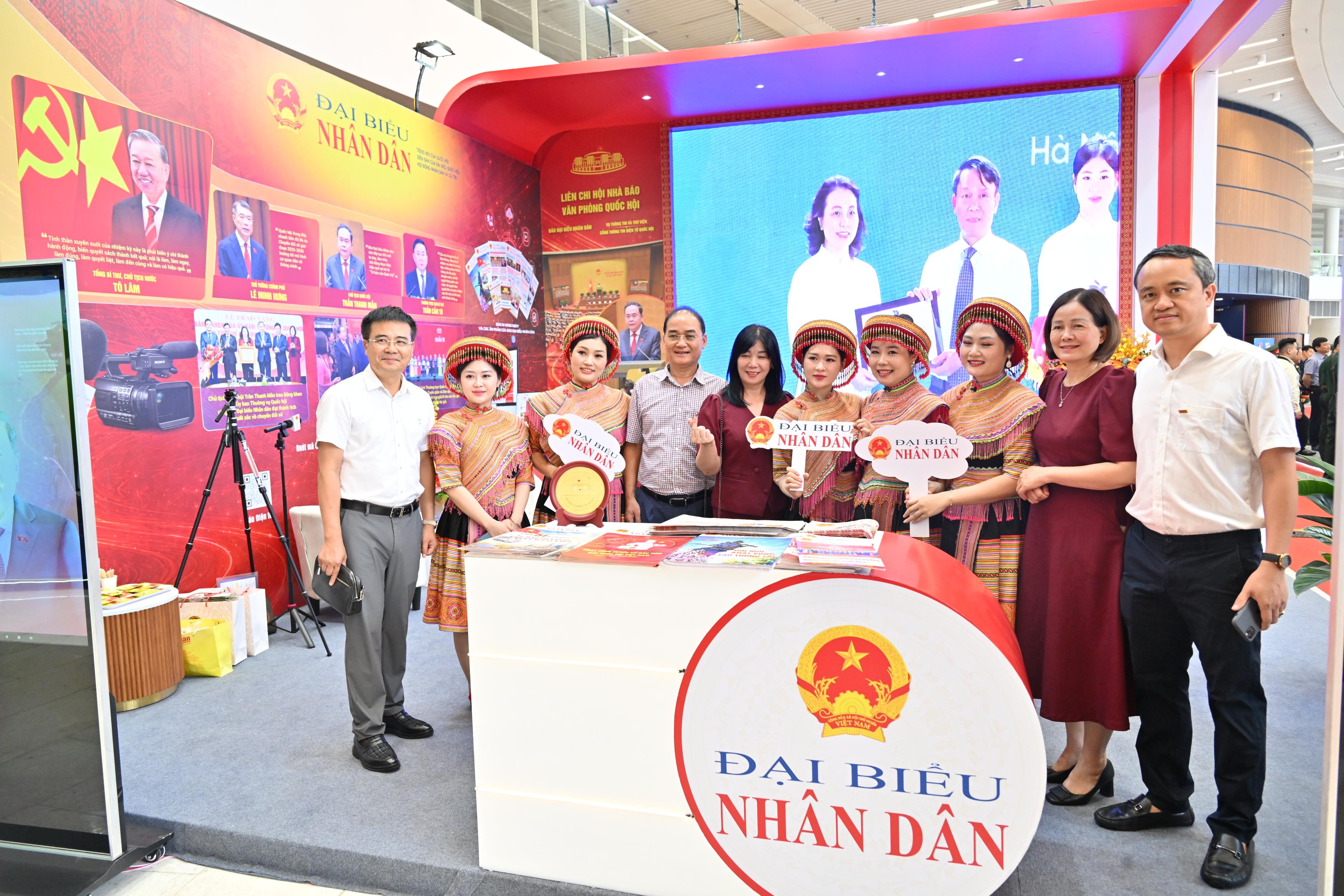 Các đại biểu tại gian trưng bày báo chí Quốc hộiVQK_4132