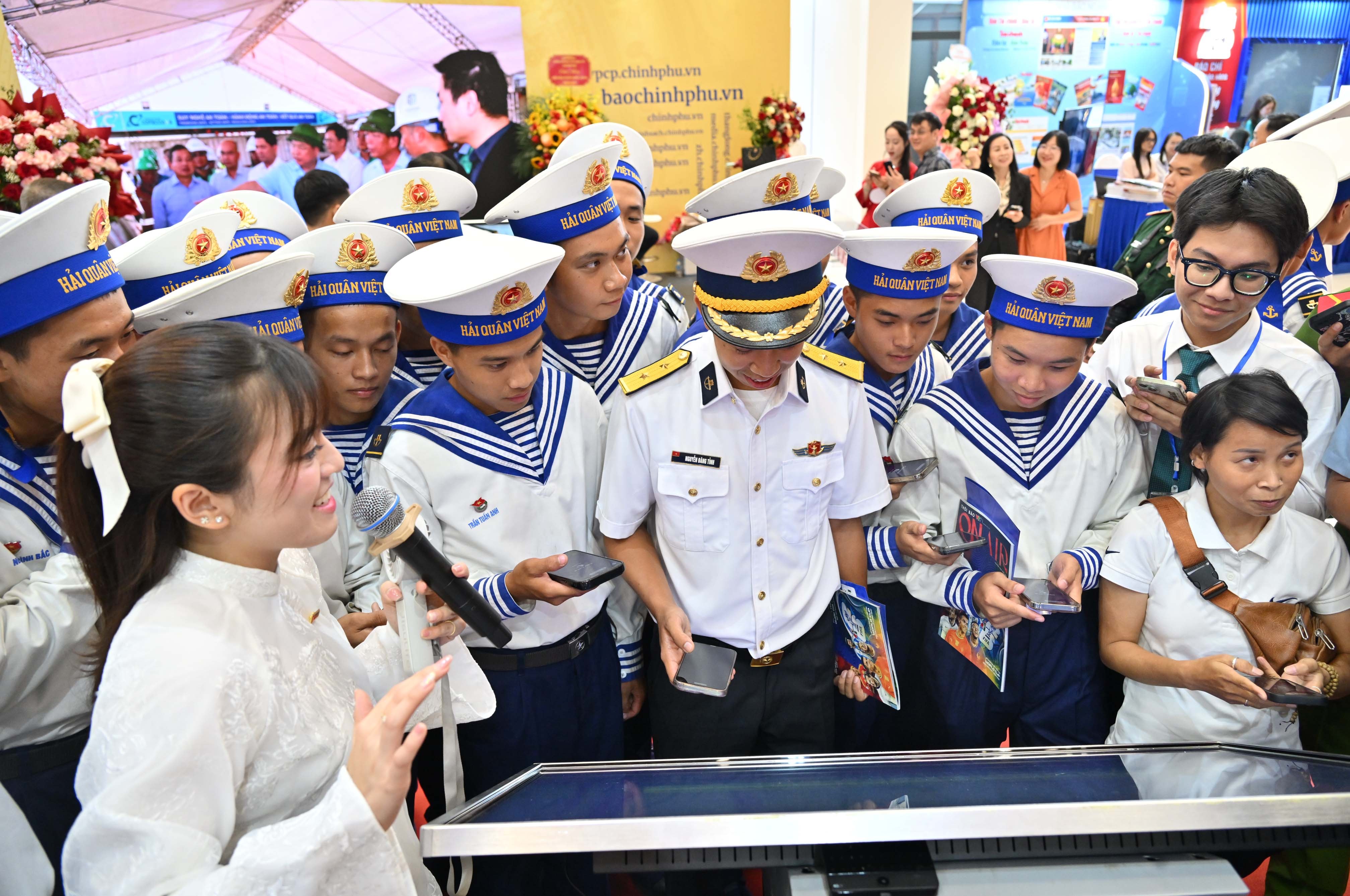 Chơi game show tại gian trưng bày của báo chí Quốc hộiVQK_4382