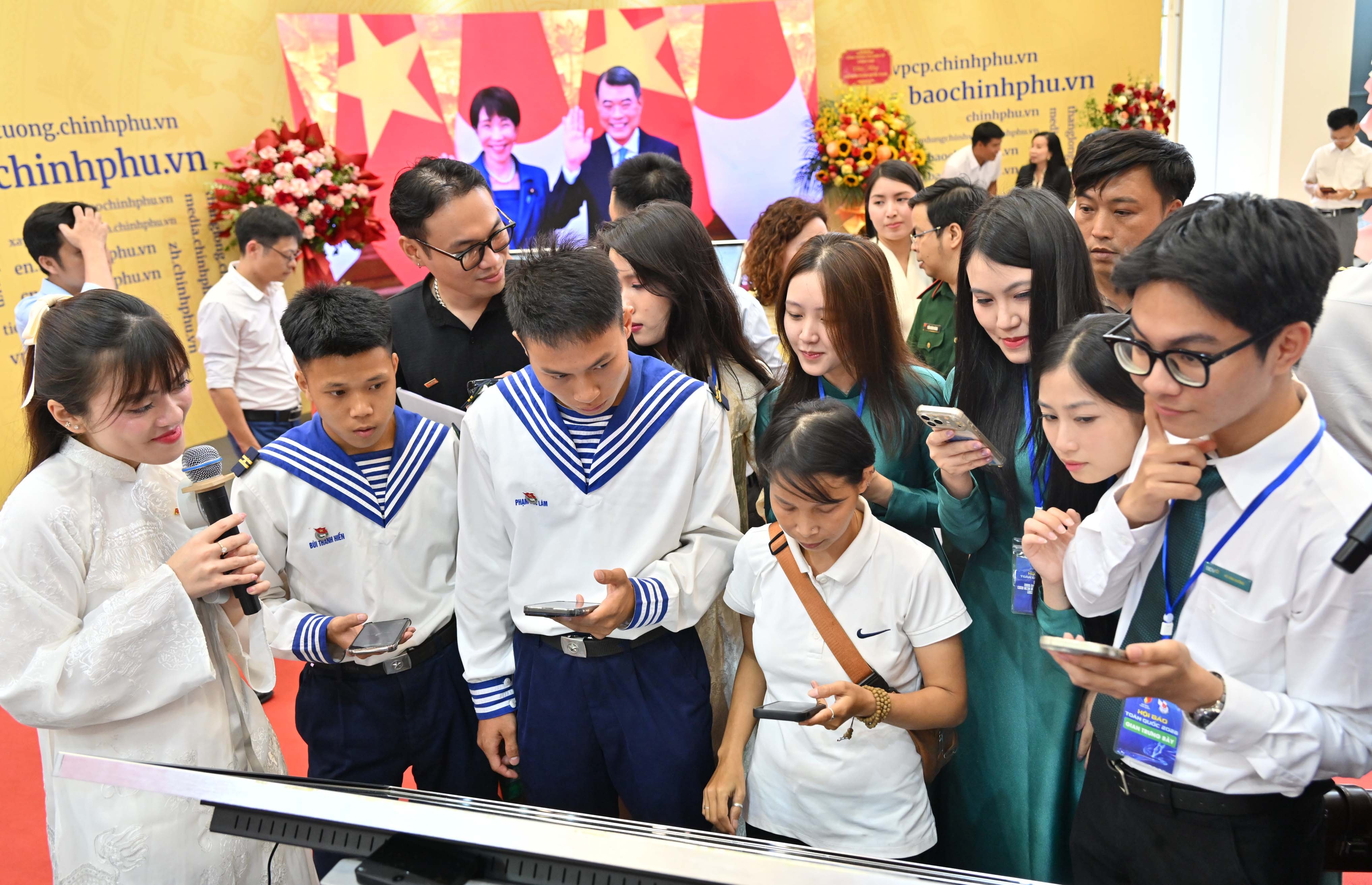 Chơi game show tại gian trưng bày của báo chí Quốc hộiVQK_4393