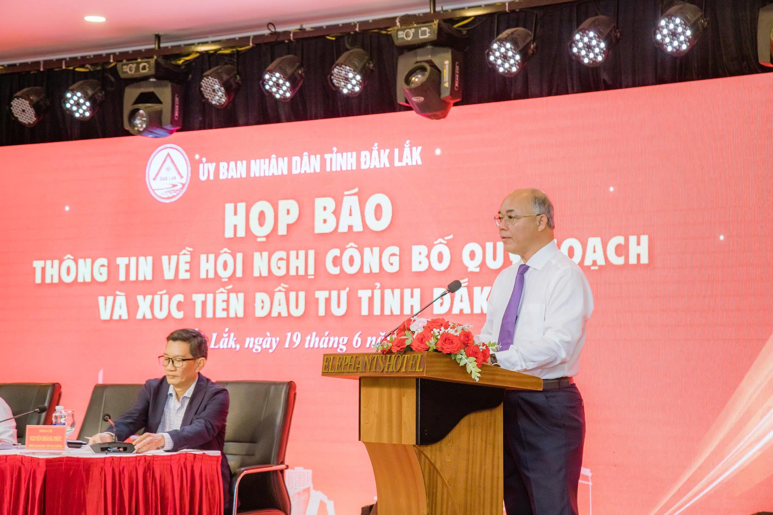Phó Chủ tịch UBND tỉnh Trương Công Thái phát biểu tại buổi họp báo