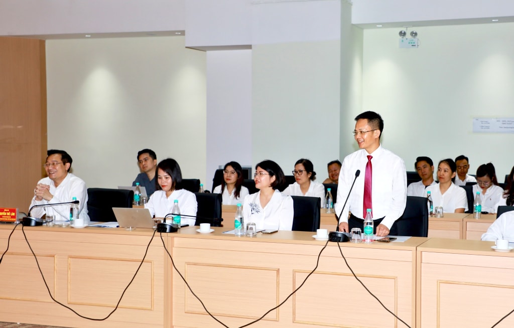 Đồng chí Đỗ Ngọc Hà, Phó Giám đốc Báo và Phát thanh, Truyền hình tỉnh, phát biểu nhận nhiệm vụ.