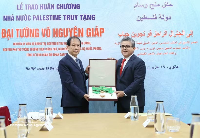 Palestinian Ambassador to Vietnam Saadi Salama (R) presents the Grand Collar Medal of the State of Palestine in honour of General Vo Nguyen Giap to a member of his family at the ceremony in Hanoi on June 19, 2026. (Photo: VNA)