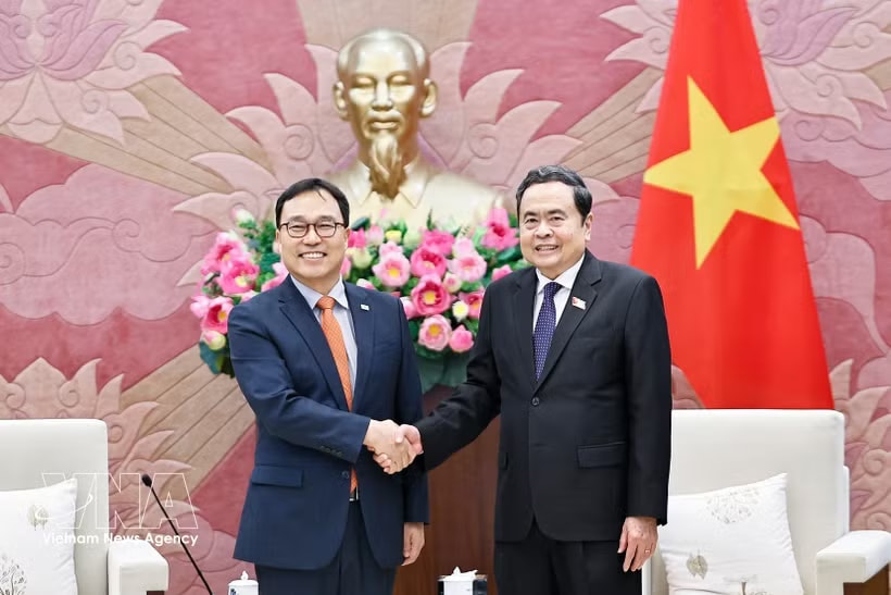 NA Chairman Tran Thanh Man (R) and outgoing RoK Ambassador to Vietnam Choi Young Sam (Photo: VNA)