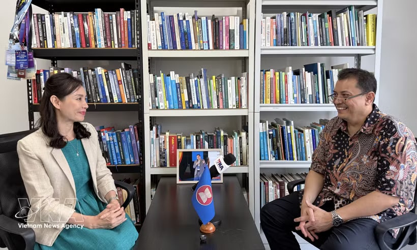 Dr. Arisman (right), Executive Director of Indonesia’s Centre for Southeast Asian Studies (CSEAS), grants an interview to a Vietnam News Agency correspondent in Jakarta (Photo: VNA)