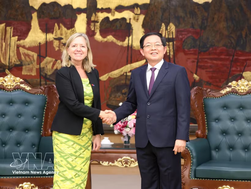 Deputy Prime Minister Ho Quoc Dung (R) receives Mariam Sherman, WB Division Director for Vietnam, Cambodia and Laos, in Hanoi on June 19. (Photo: VNA)