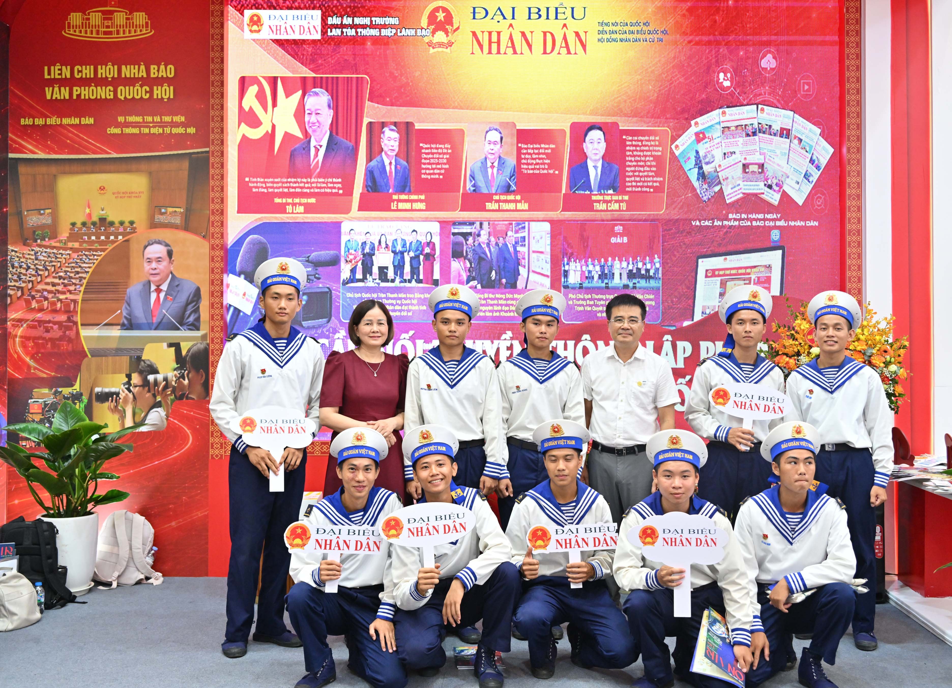 Tặng phần quà cho những người chơiVQK_4392