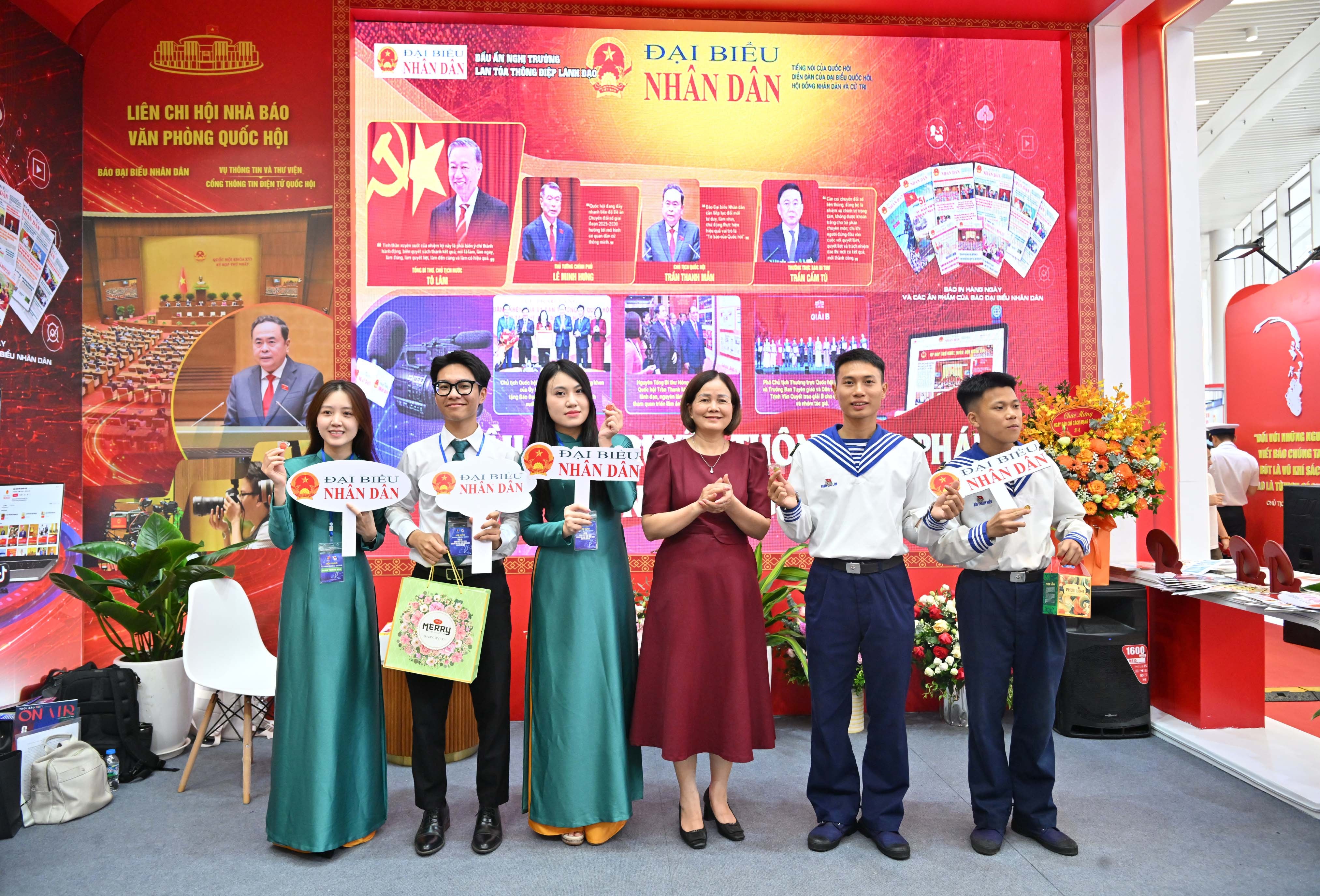 Tặng phần quà cho những người chơiVQK_4395