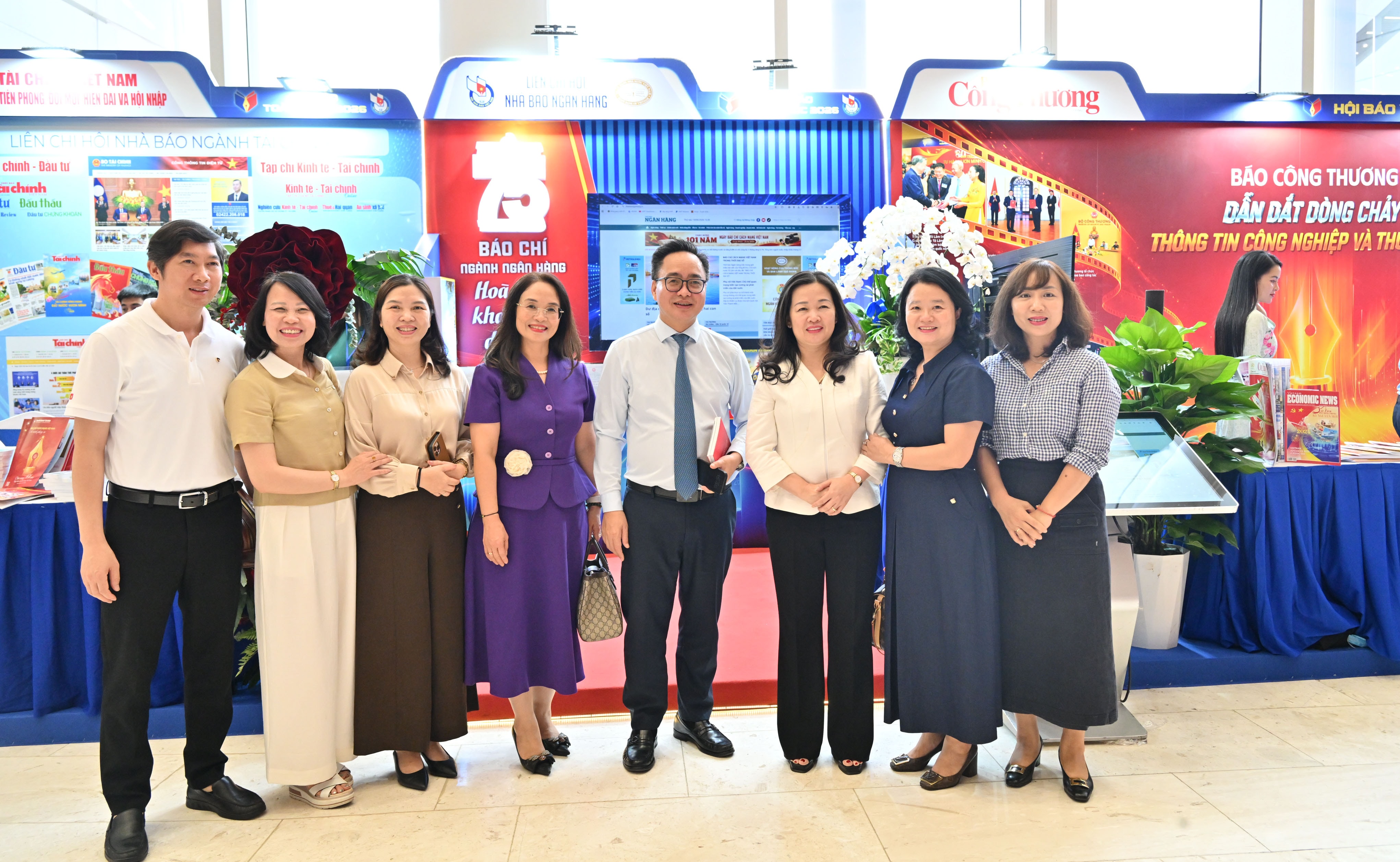 Tổng biên tập Báo Đại biểu nhân dân Phạm Thị Thanh Huyền và các đại biểu tại gian trưng bàyVQK_4455