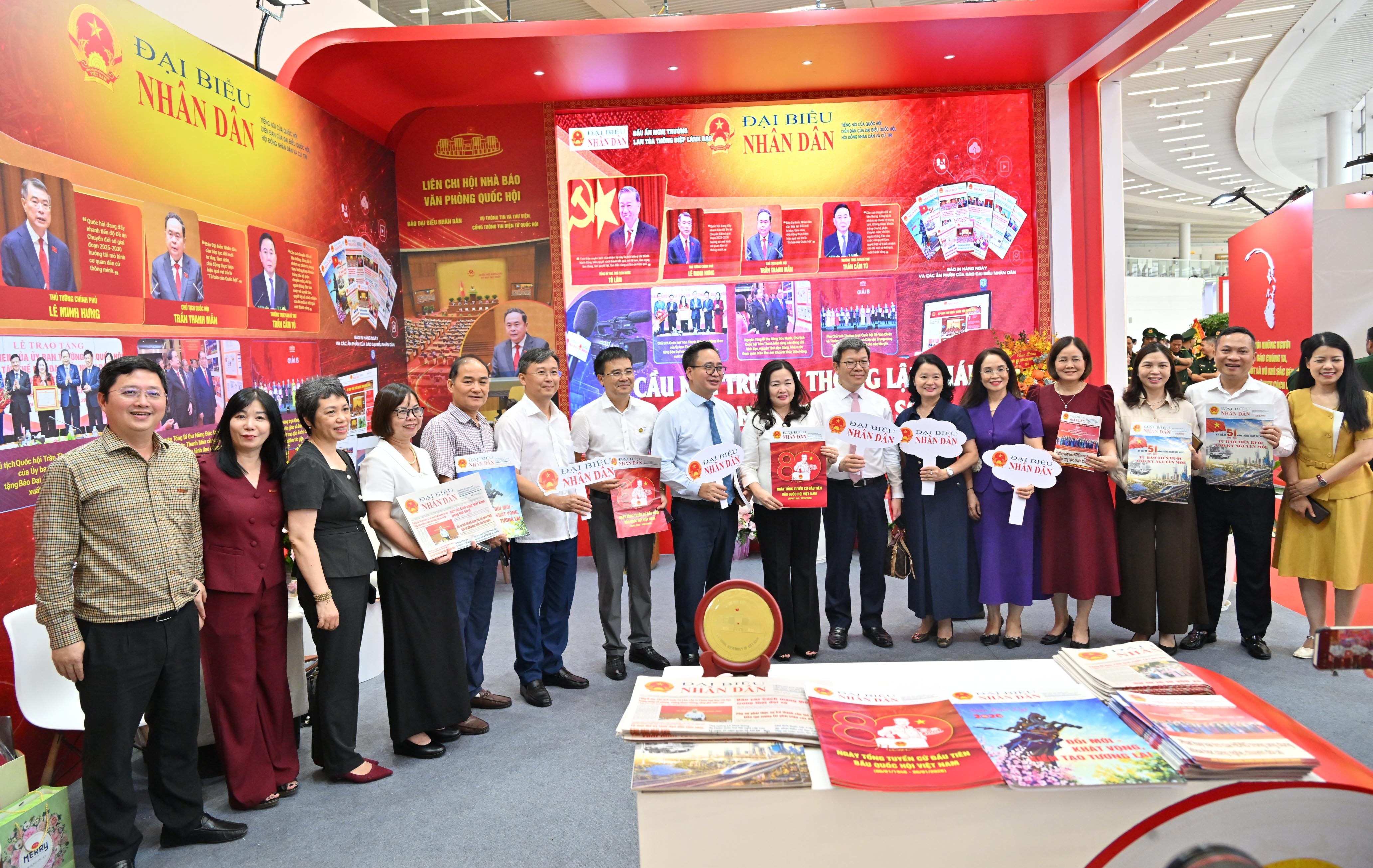 Tổng biên tập Báo Đại biểu nhân dân Phạm Thị Thanh Huyền và các đại biểu tại gian trưng bàyVQK_4469