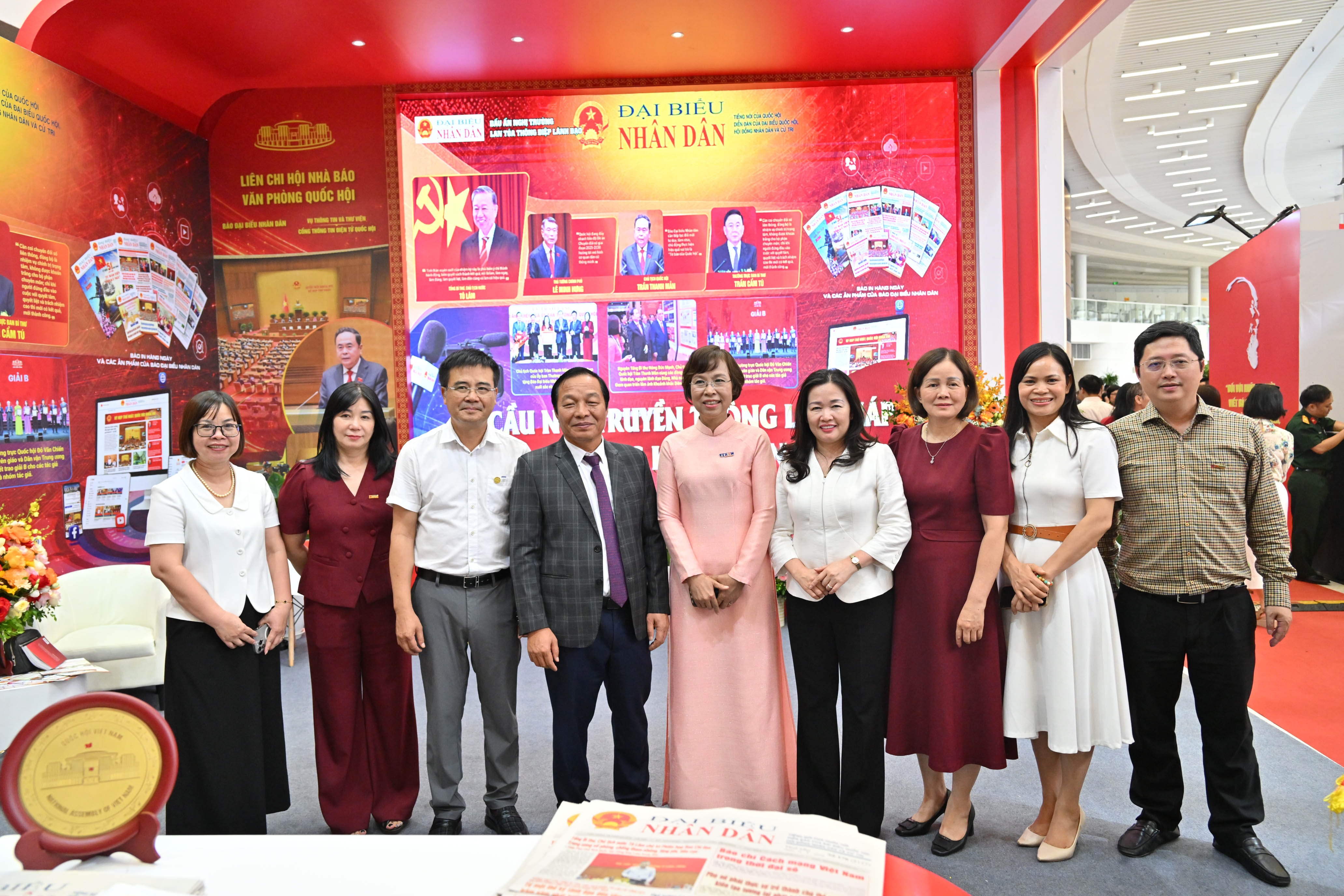 Tổng biên tập Báo Đại biểu nhân dân Phạm Thị Thanh Huyền và các đại biểu tại gian trưng bàyVQK_4568