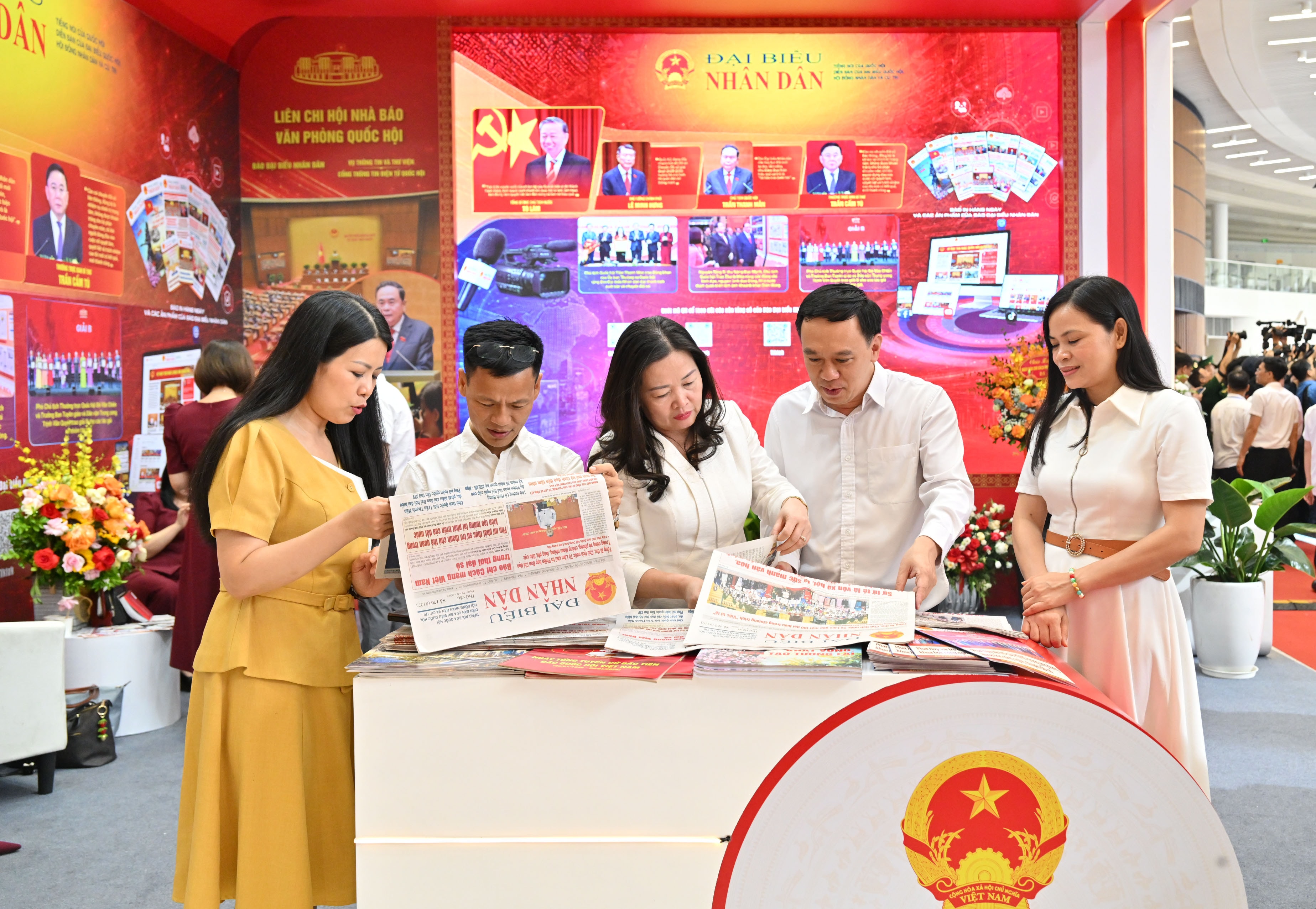 Tổng biên tập Báo Đại biểu nhân dân Phạm Thị Thanh Huyền và các đại biểu tại gian trưng bàyVQK_4808