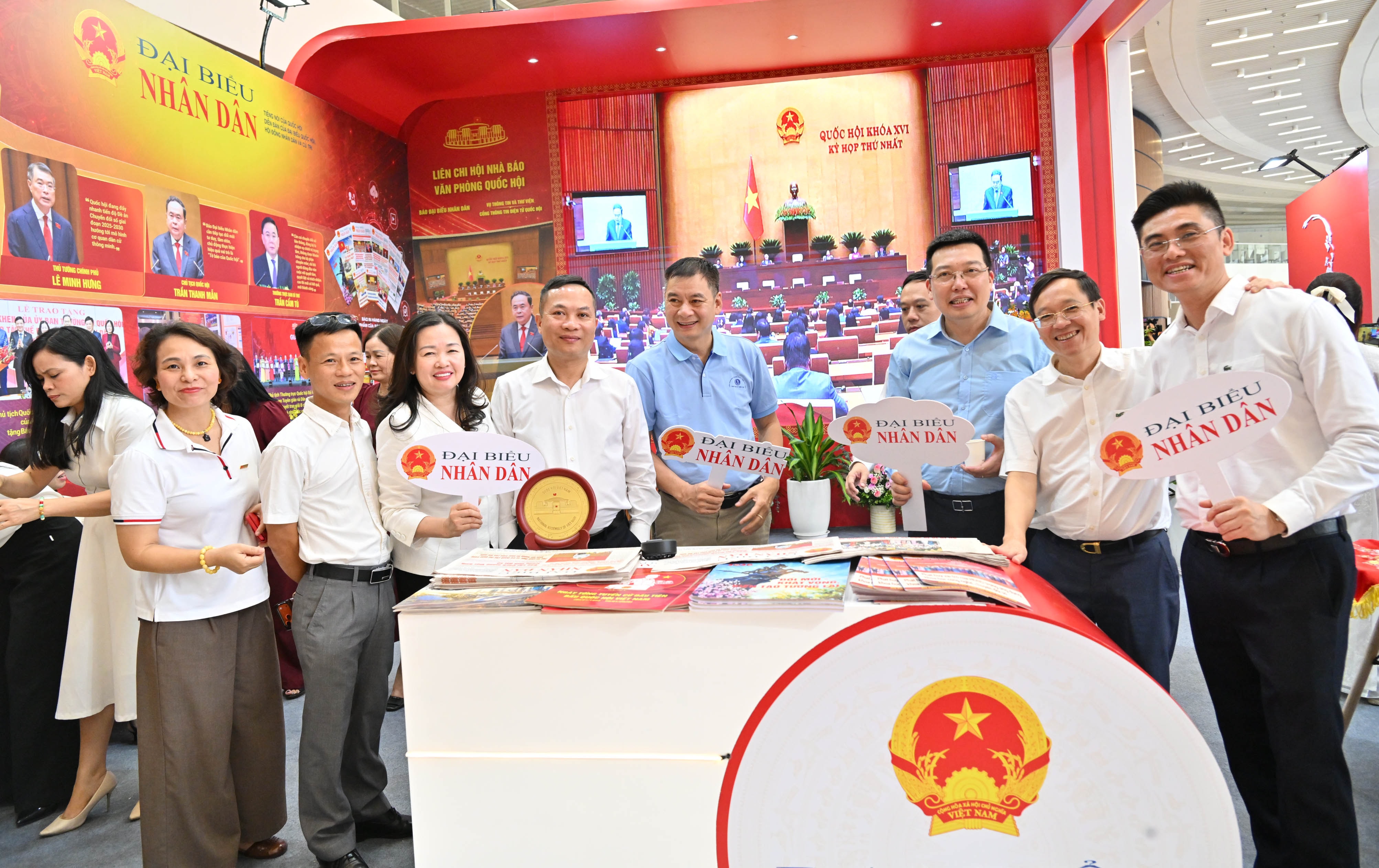 Tổng biên tập Báo Đại biểu nhân dân Phạm Thị Thanh Huyền và các đại biểu tại gian trưng bàyVQK_4818