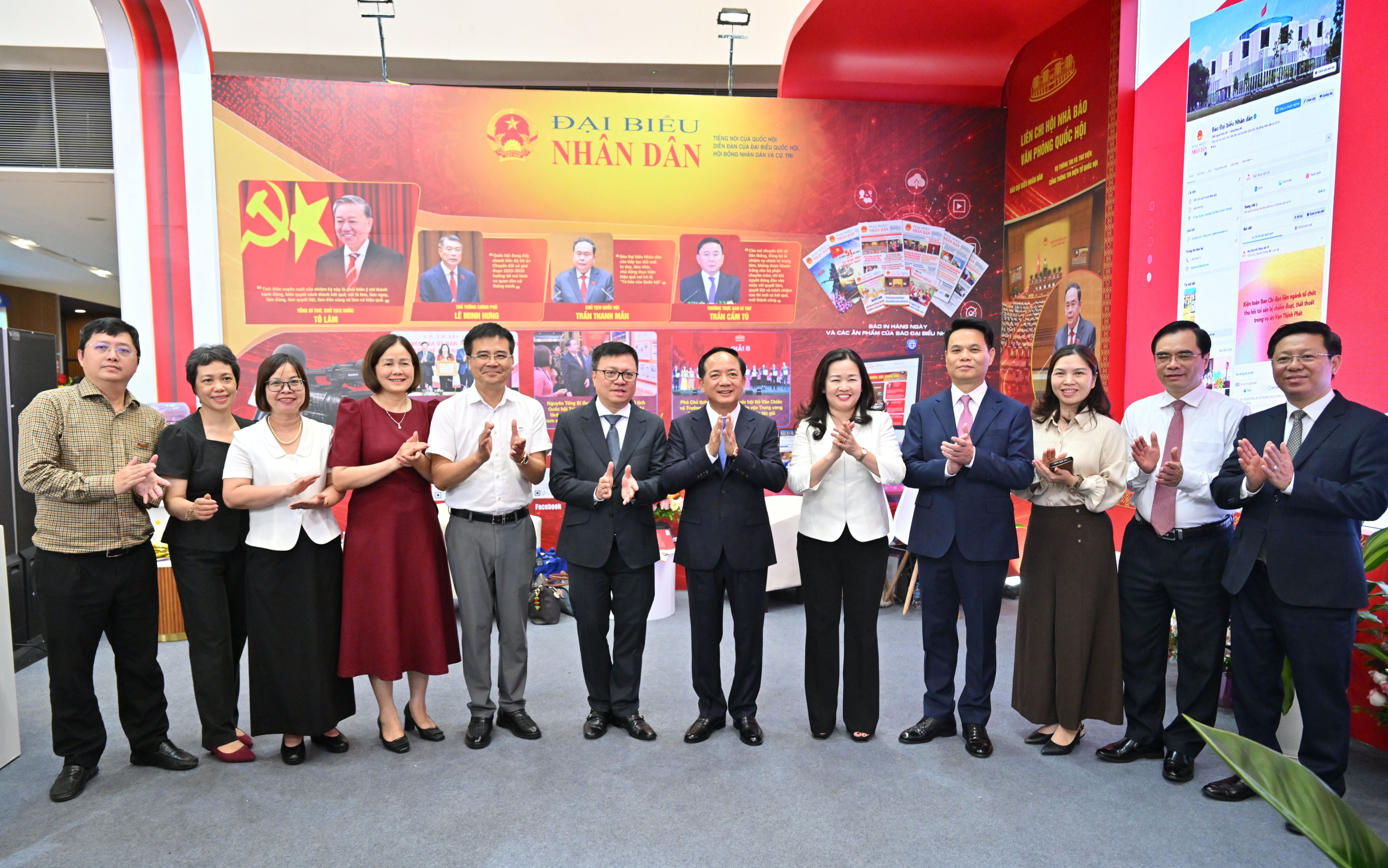 Trưởng ban Tuyên giáo và Dân vận Trung ương Trịnh Văn Quyết và các đại biểu thăm gian trưng bày của Liên Chi hội Nhà báo Văn phòng Quốc hội. Ảnh: Quang Khánh
