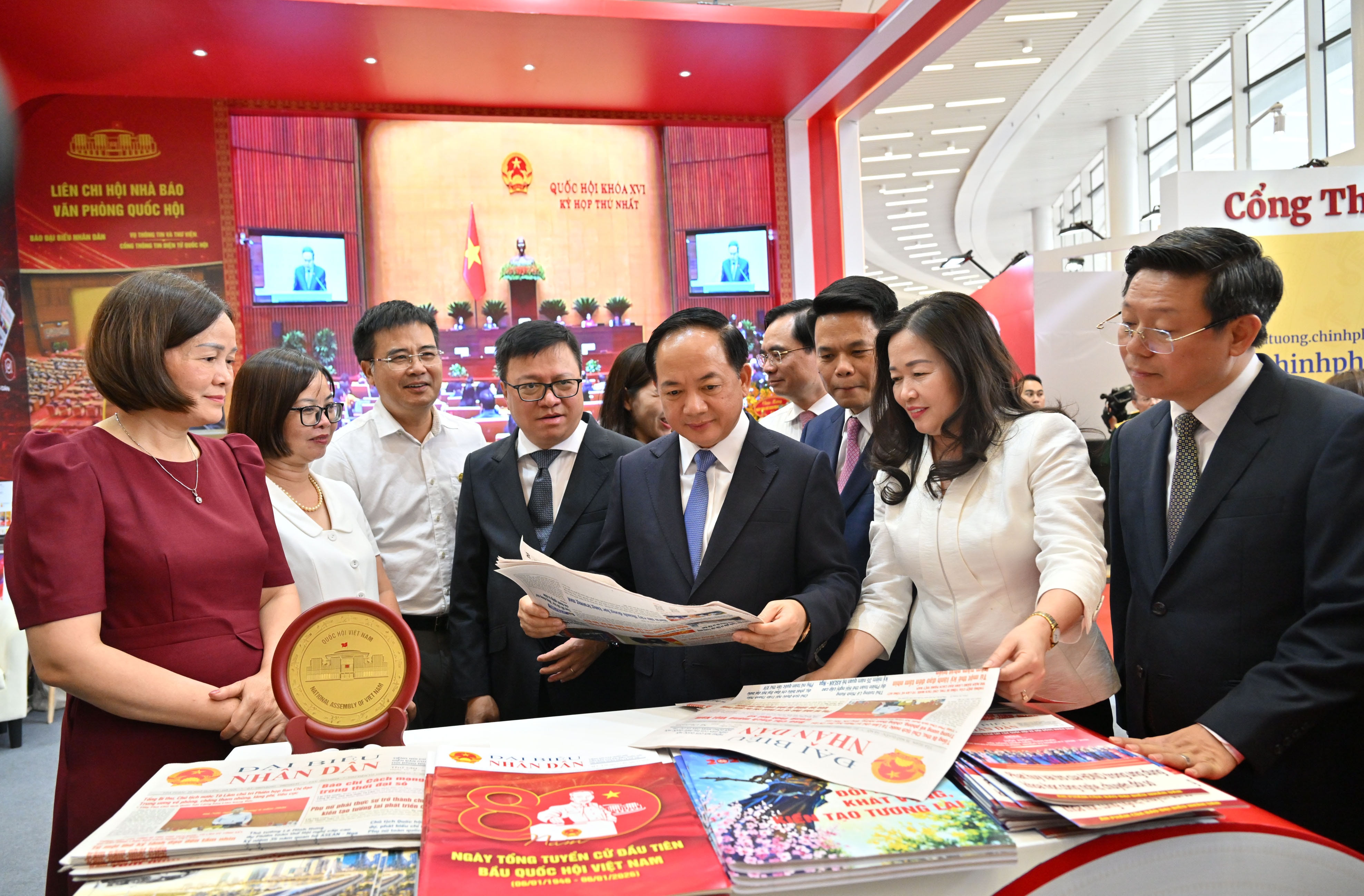 Trưởng ban Tuyên giáo và Dân vận Trung ương Trịnh Văn Quyết và các đại biểu thăm gian trưng bày của Liên Chi hội Nhà báo Văn phòng Quốc hội. Ảnh: Quang Khánh