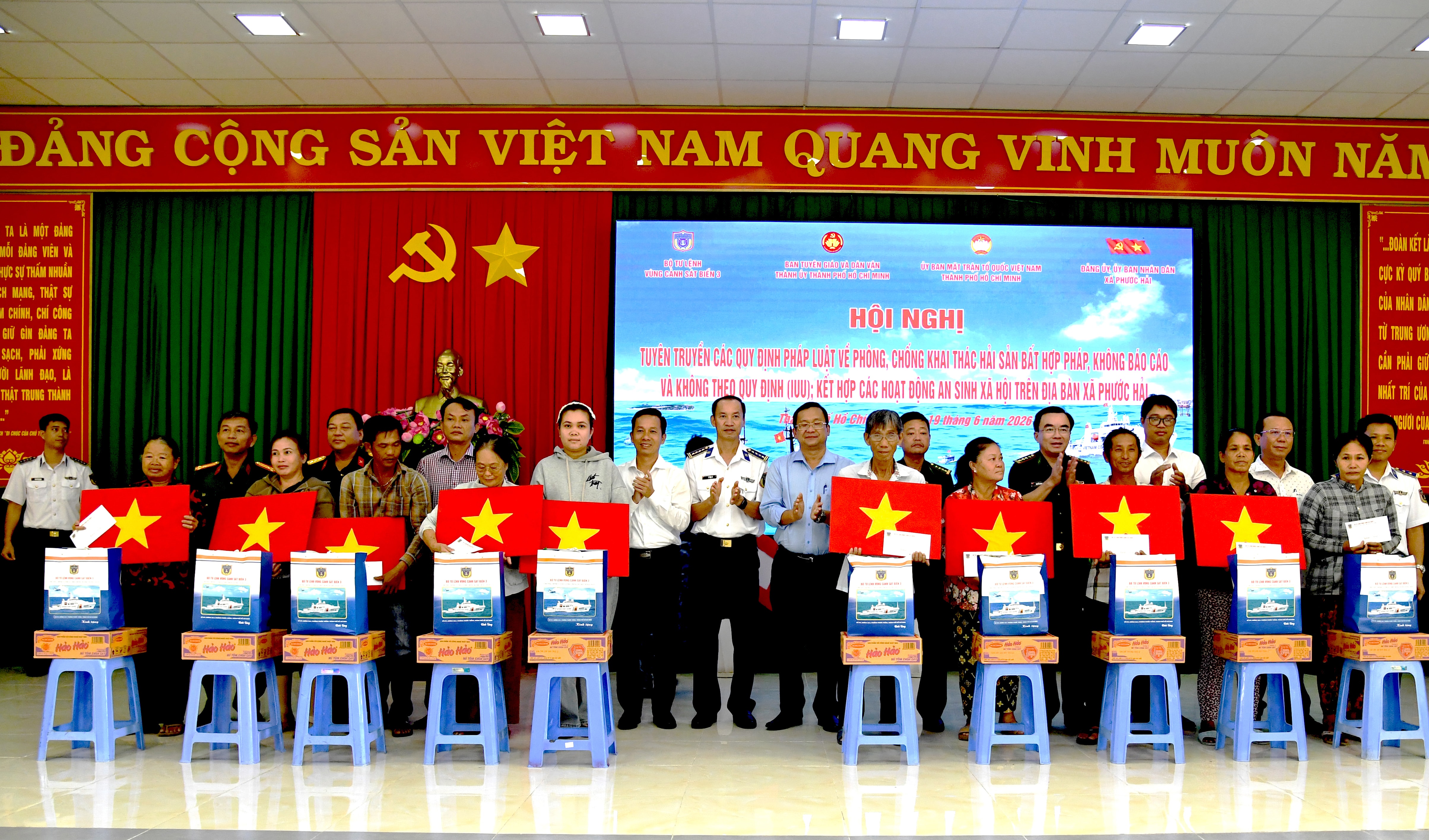 Vùng Cảnh sát biển 3 đồng hành cùng ngư dân vươn khơi bám biển 1