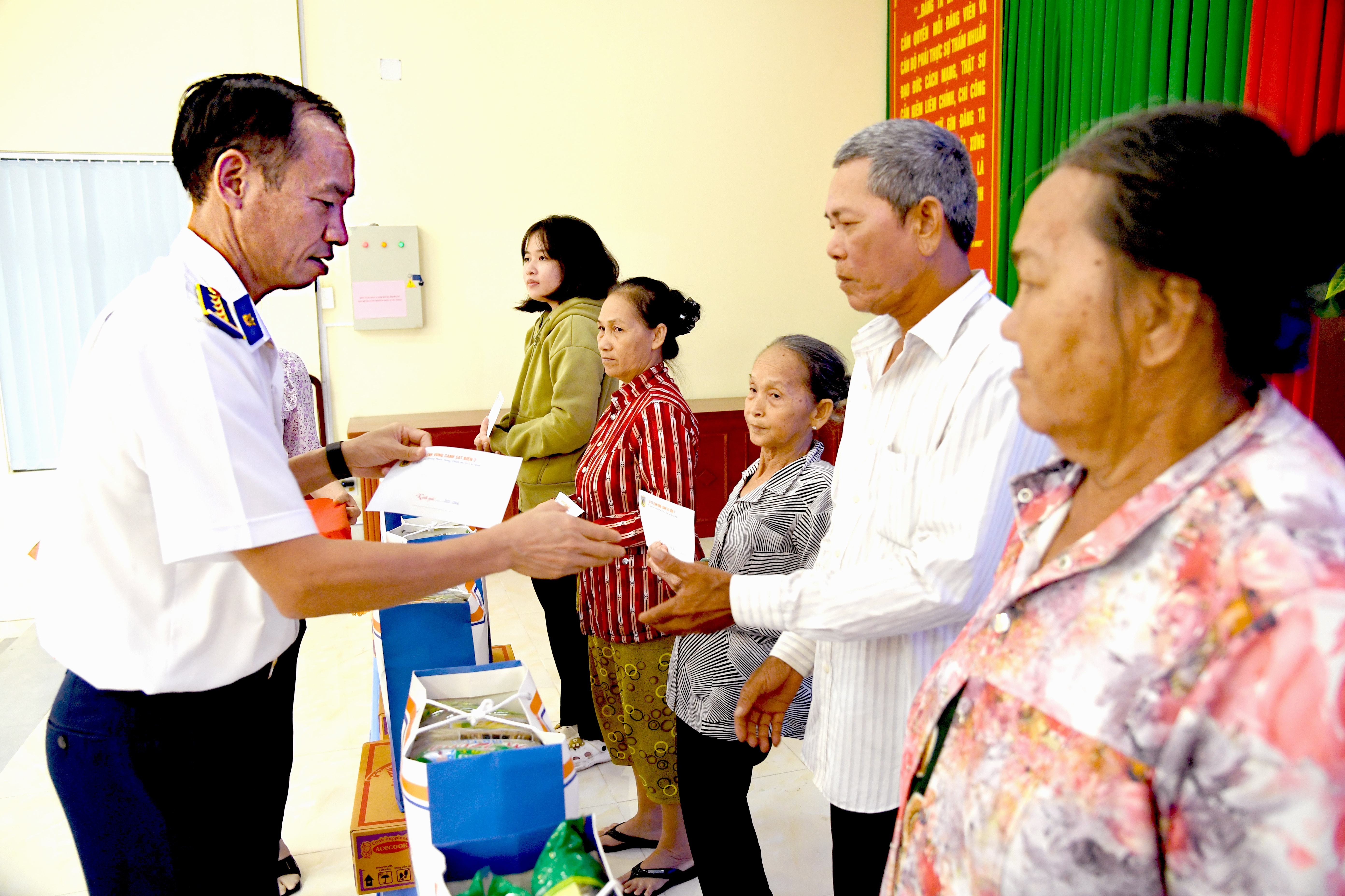 Vùng Cảnh sát biển 3 đồng hành cùng ngư dân vươn khơi bám biển 2