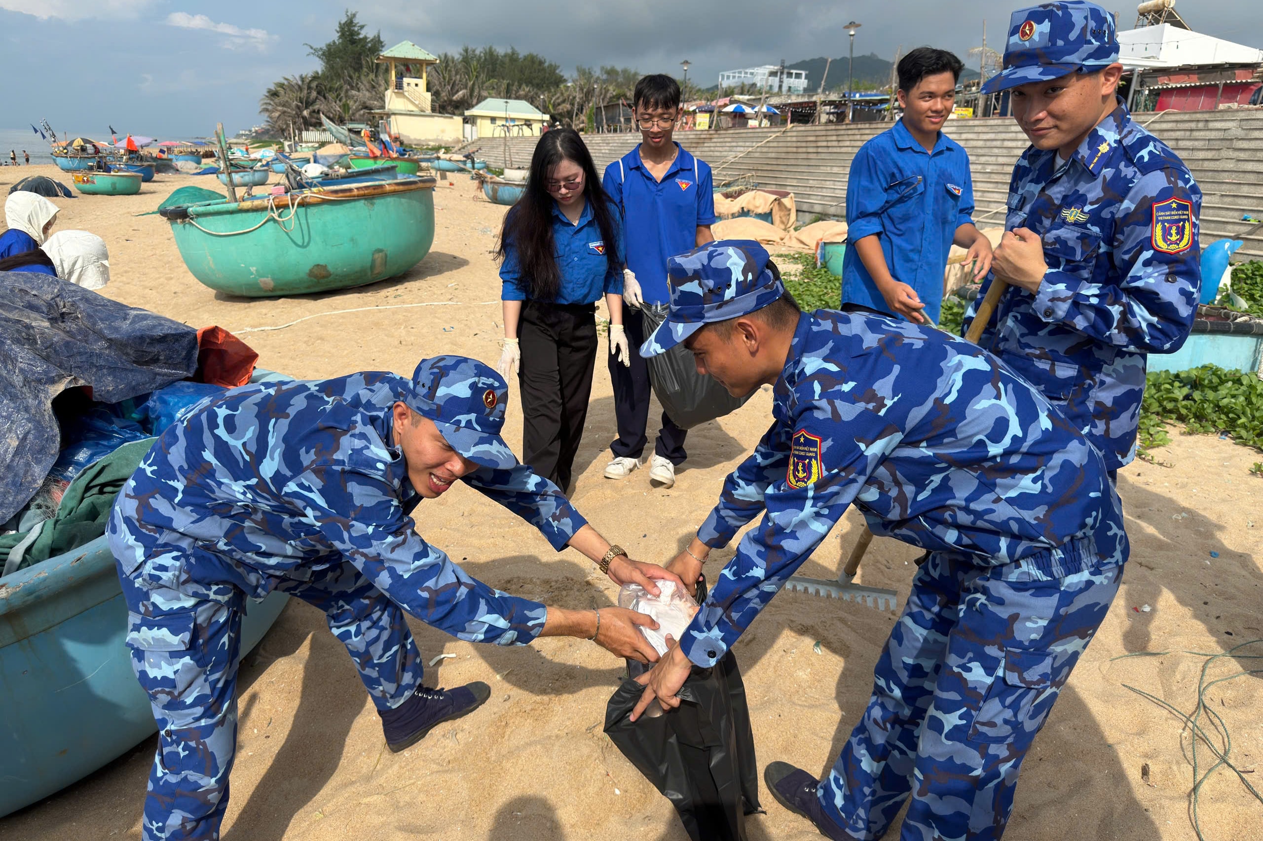 Vùng Cảnh sát biển 3 đồng hành cùng ngư dân vươn khơi bám biển 3