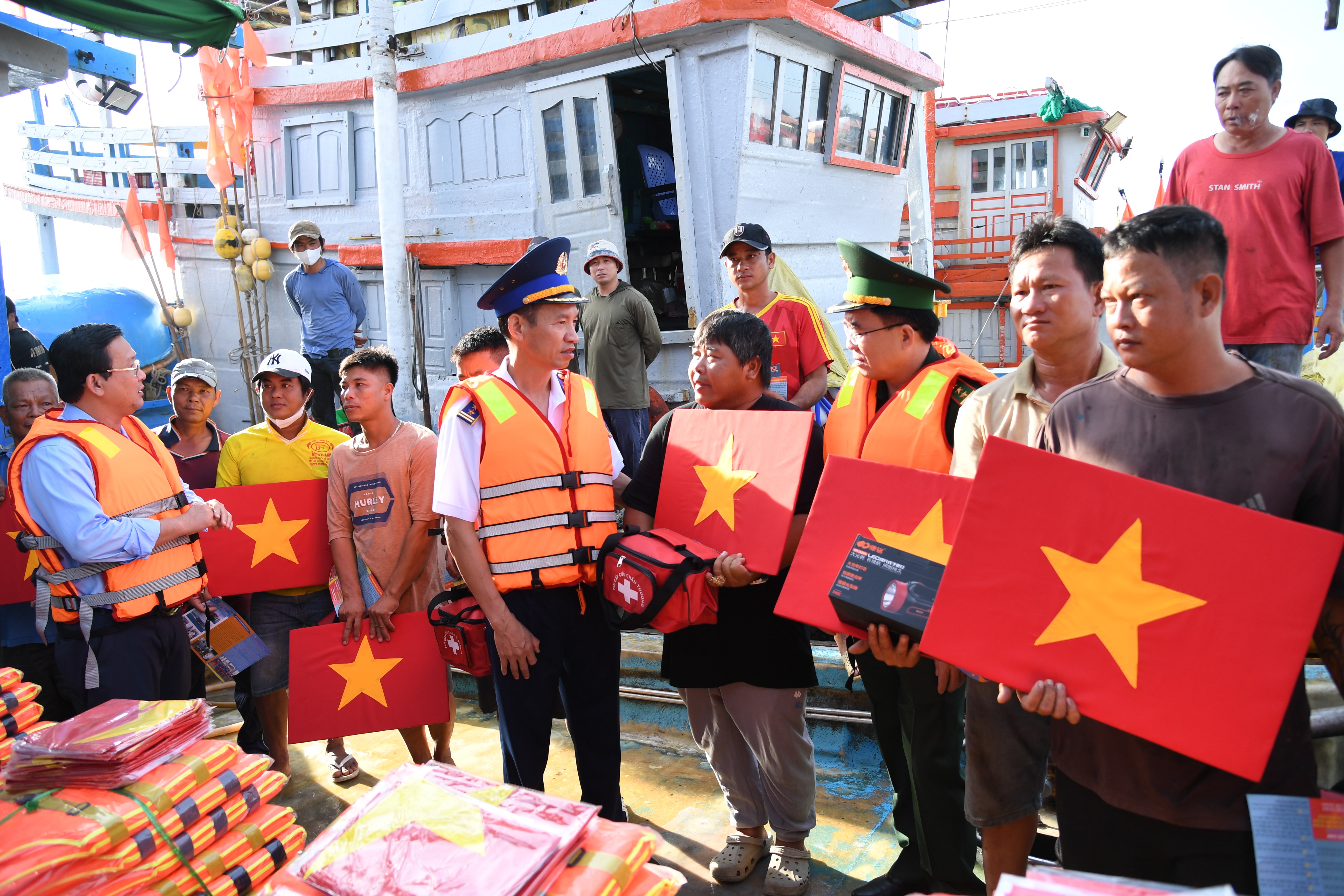 Vùng Cảnh sát biển 3 đồng hành cùng ngư dân vươn khơi bám biển 5