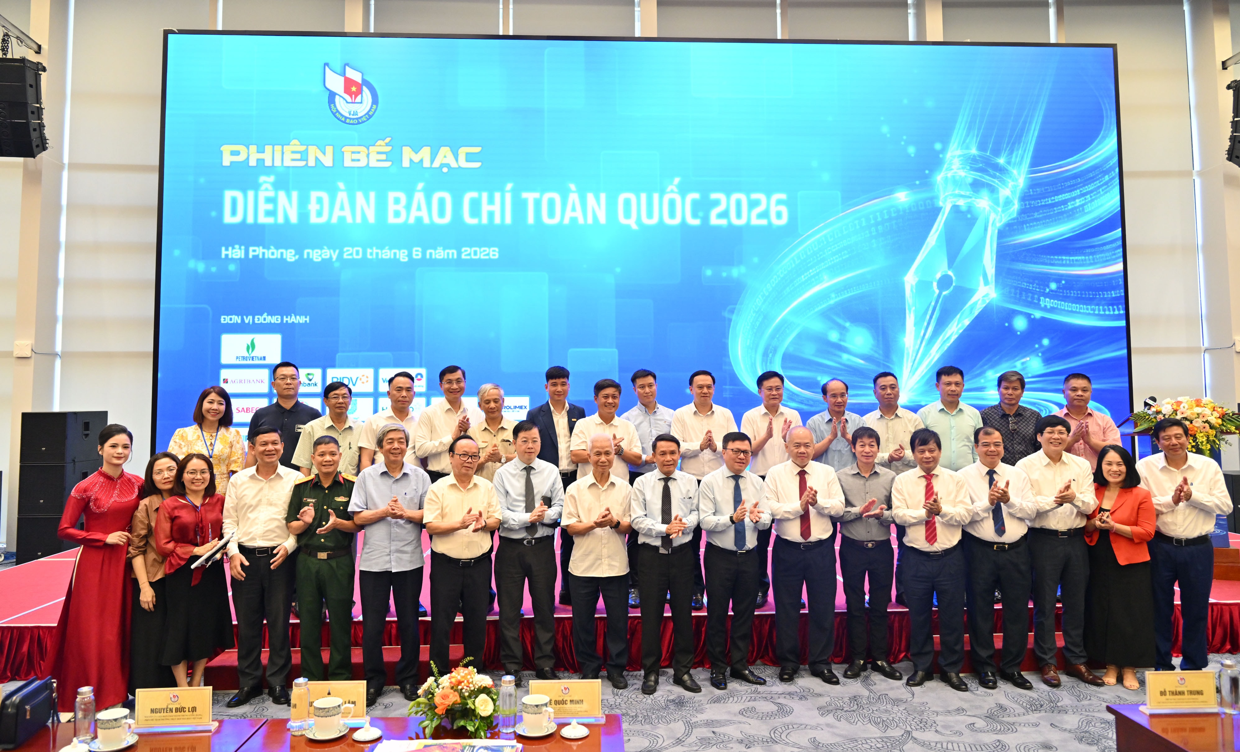 Các đại biểu chụp ảnh lưu niệmVQK_5225