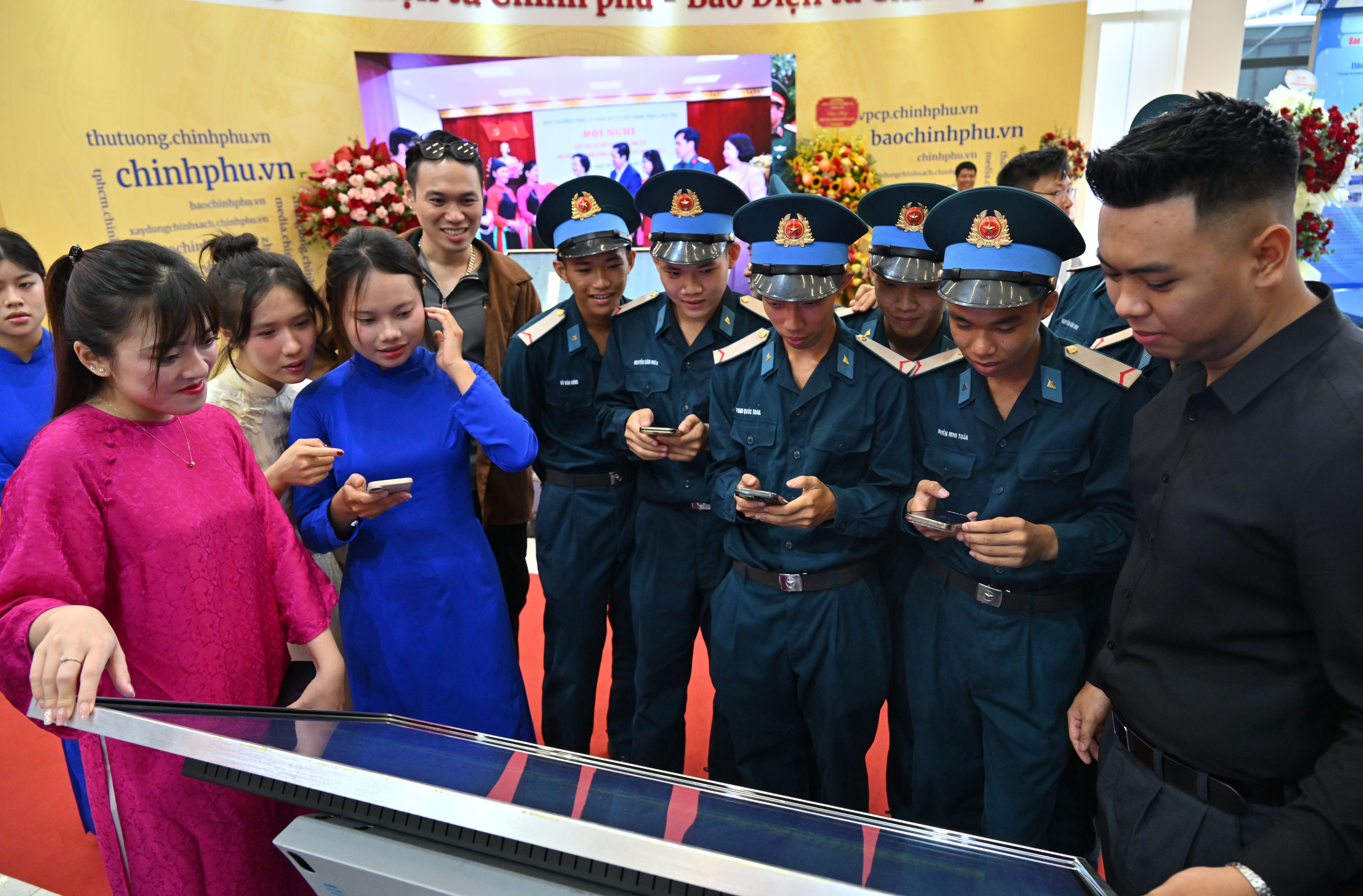 Các đại biểu tìm hiểu về các hoạt động tại gian trưng bày của Liên Chi hội nhà báo Văn phòng Quốc hộiVQK_5093