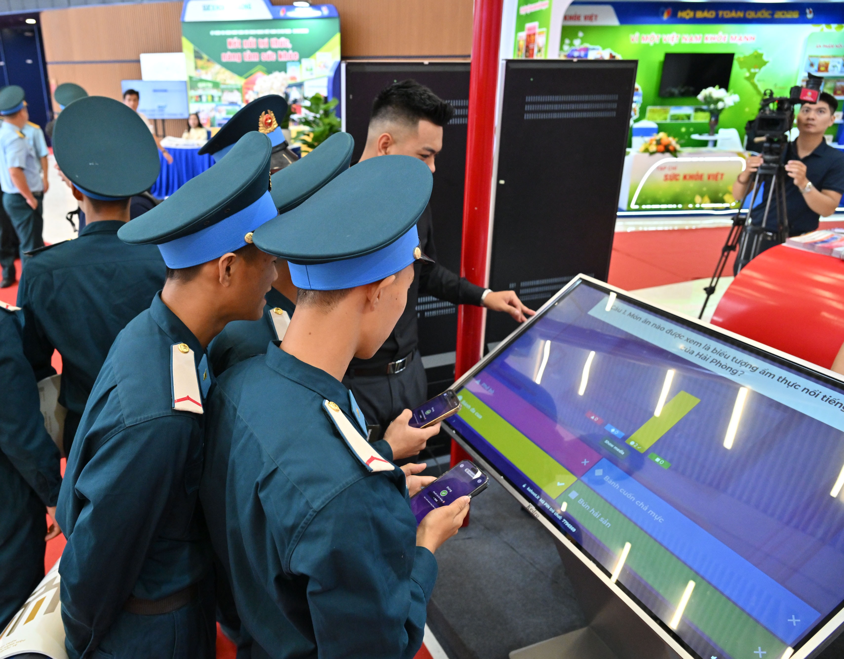 Các đại biểu tìm hiểu về các hoạt động tại gian trưng bày của Liên Chi hội nhà báo Văn phòng Quốc hộiVQK_5095