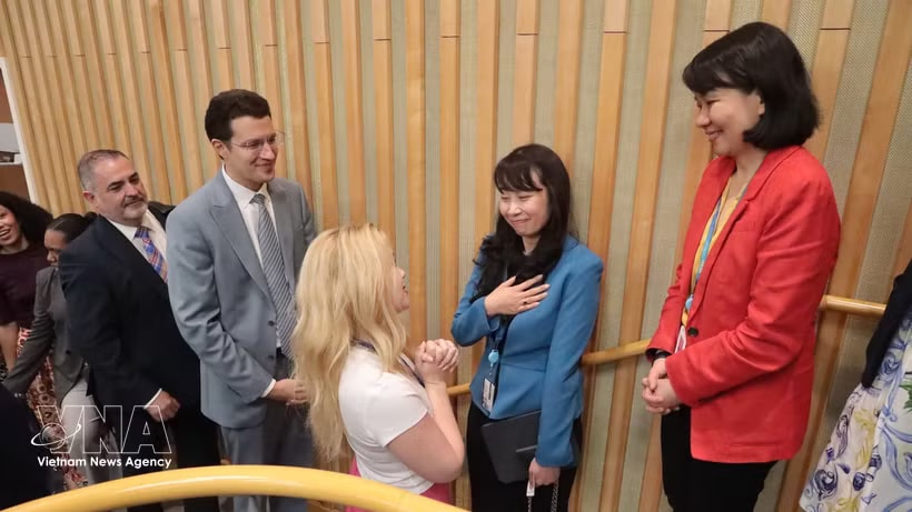Associate Professor Dr. Nguyen Thi Lan Anh receives congratulations from international friends following her election to ITLOS (Photo: VNA)