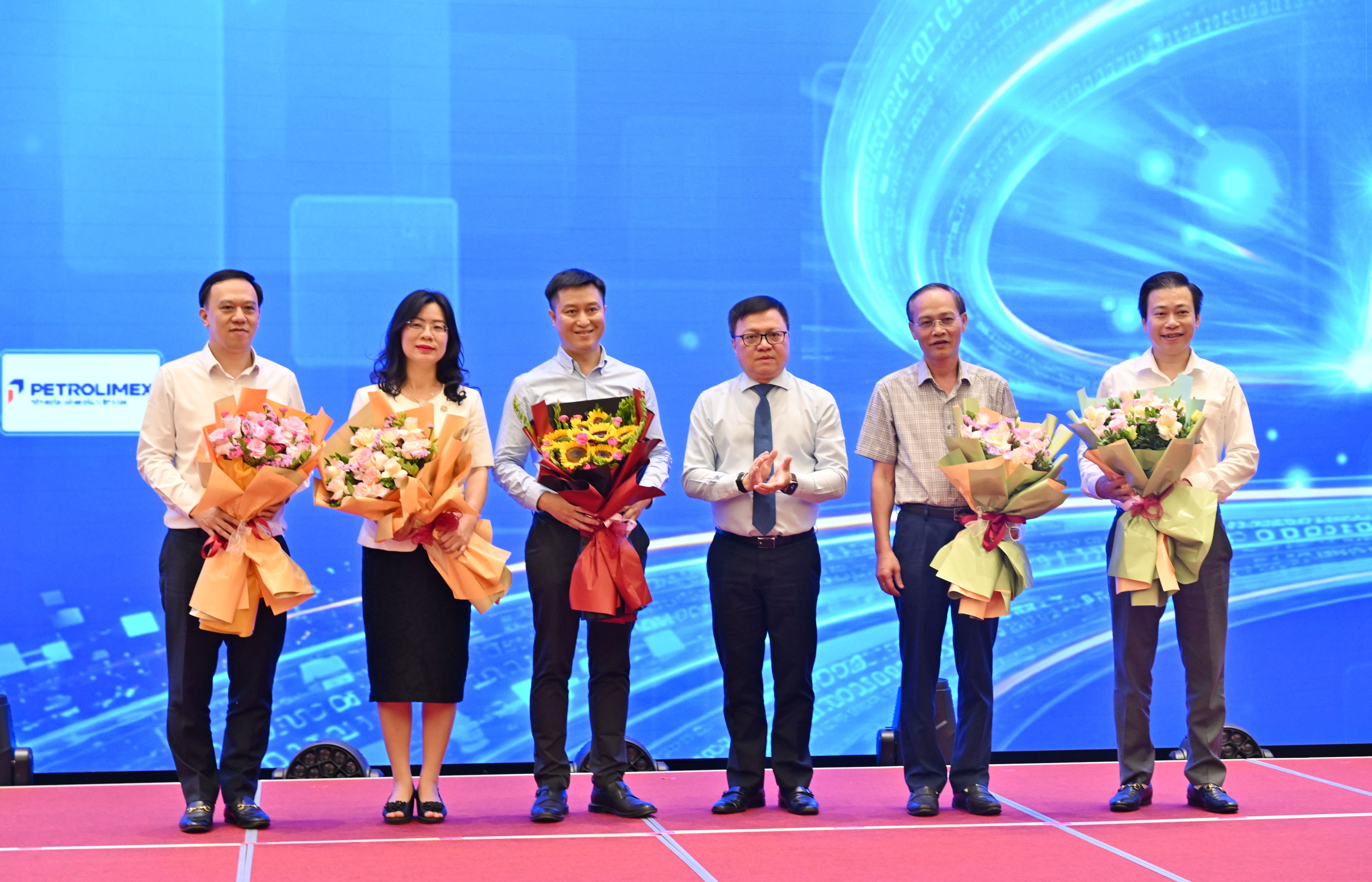 Phó Trưởng Ban Tuyên giáo và Dân vận Trung ương, Tổng Biên tập báo Nhân dân, Chủ tịch Hội Nhà báo Việt Nam Lê Quốc Minh tặng hoa cho chủ trì các phiên thảo luận